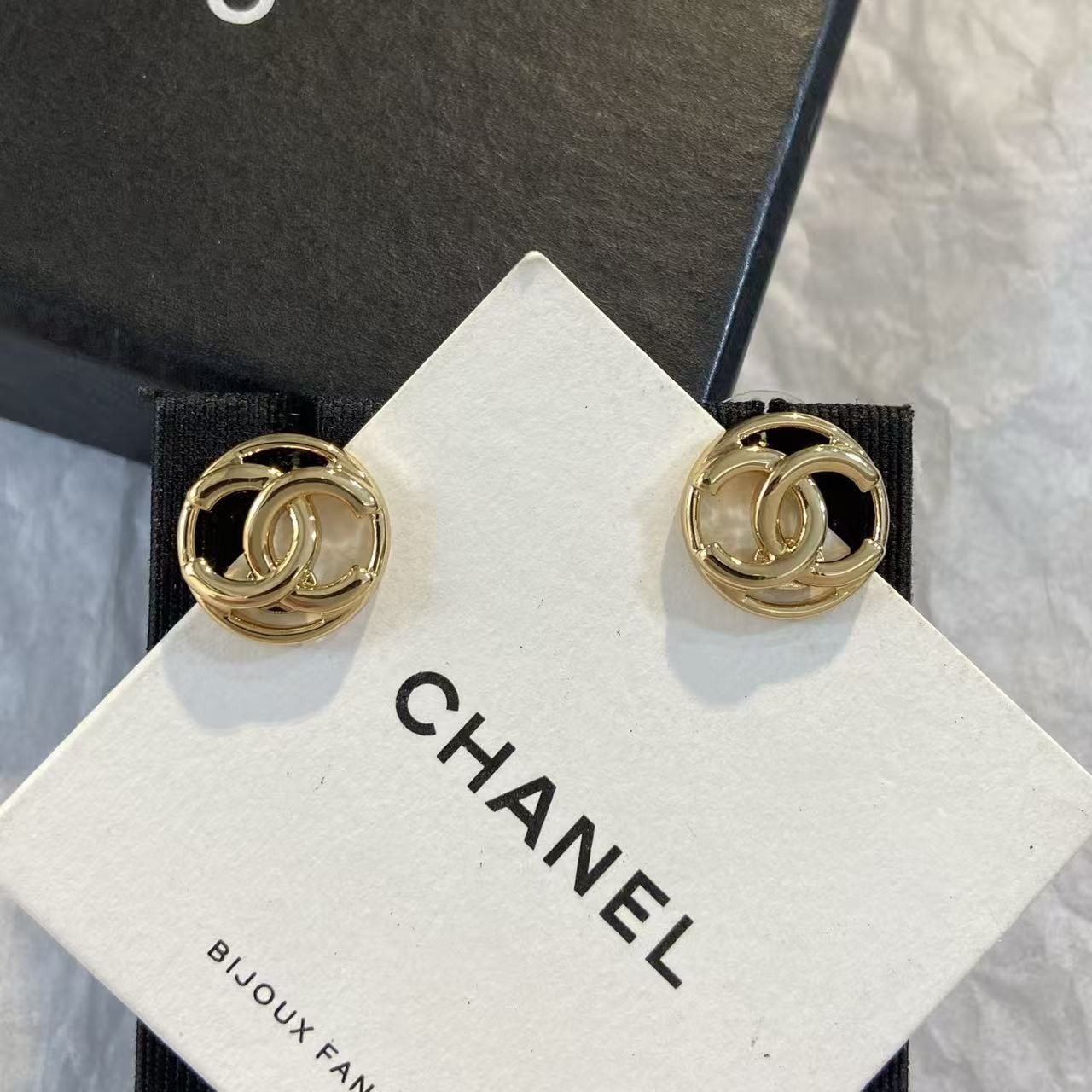 <p>CHANEL&nbsp;镂空圆形双C耳钉</p>