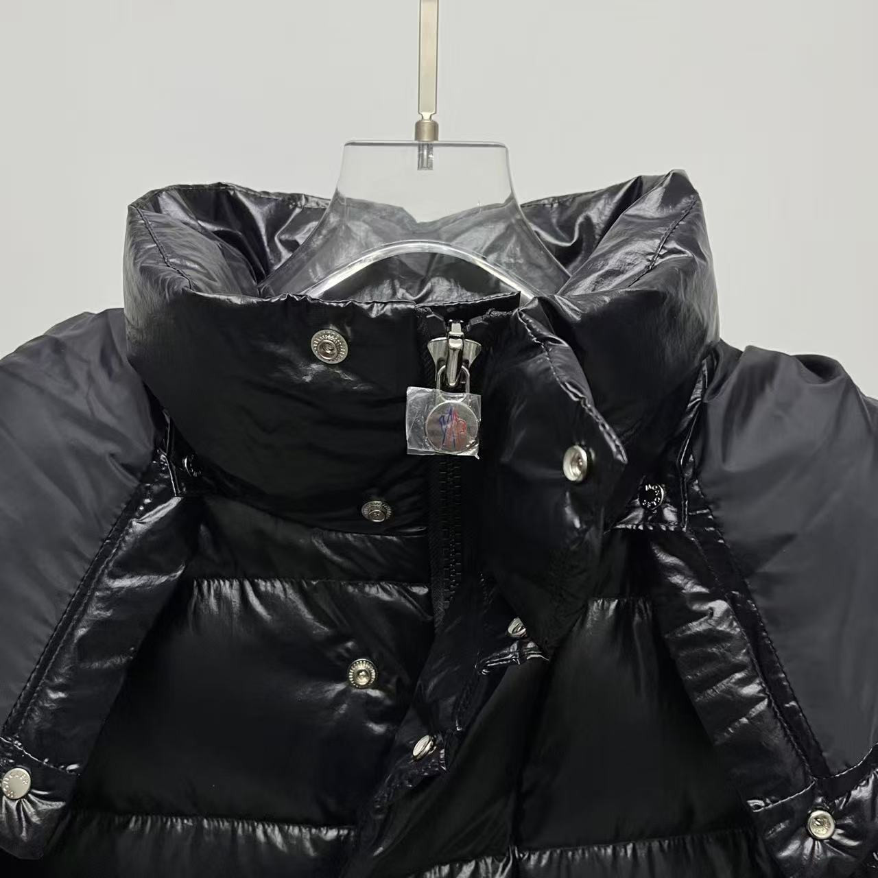 <p>Moncler 70周年双标连帽羽绒服(黑)</p>
