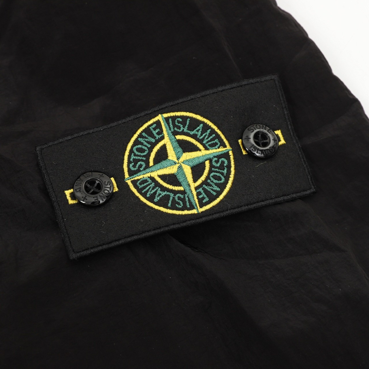 <p>Stone Island&nbsp; Nylon Meta 系列金属尼龙外套(黑)</p>