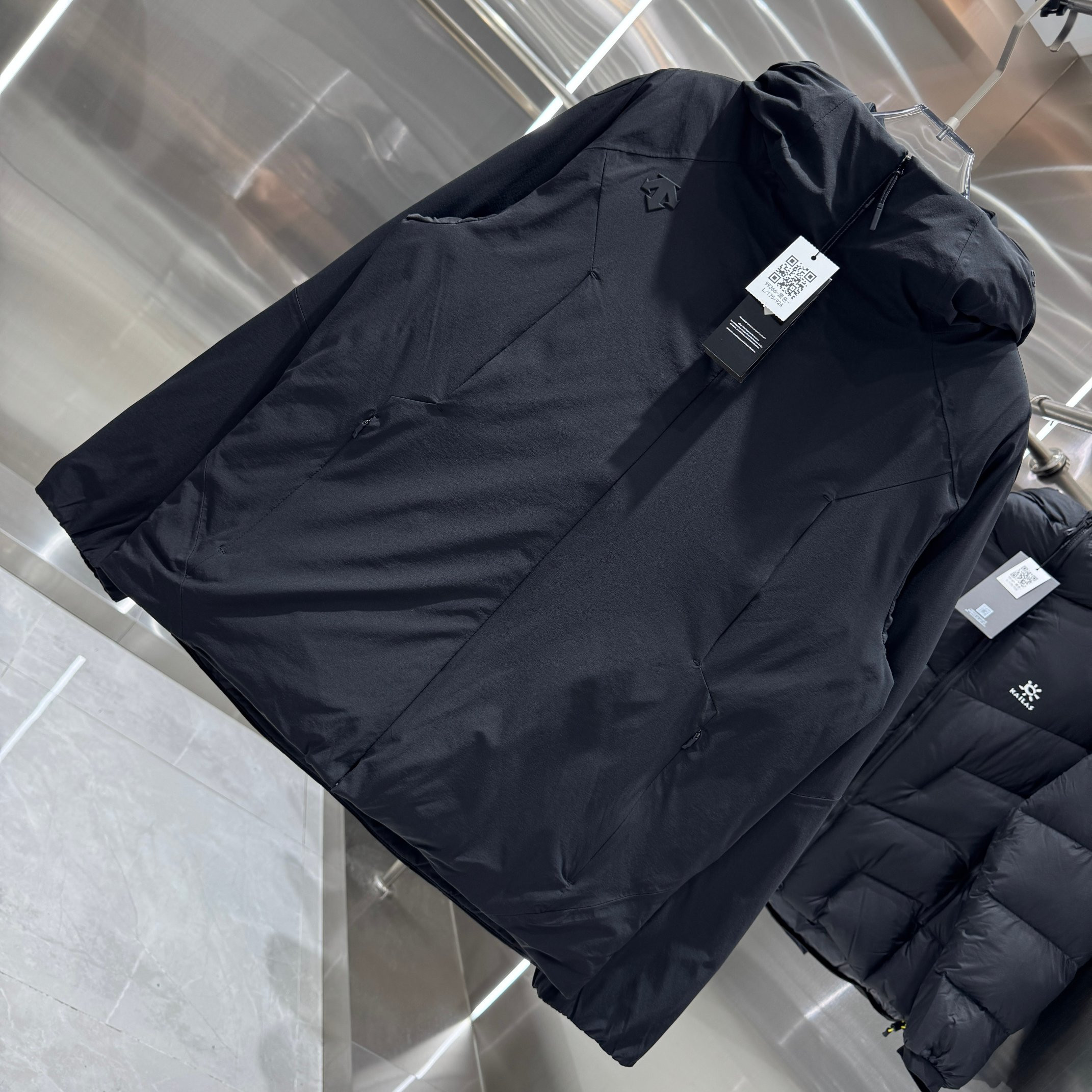 <p>DESCENTE 运动羽绒服(黑)</p>