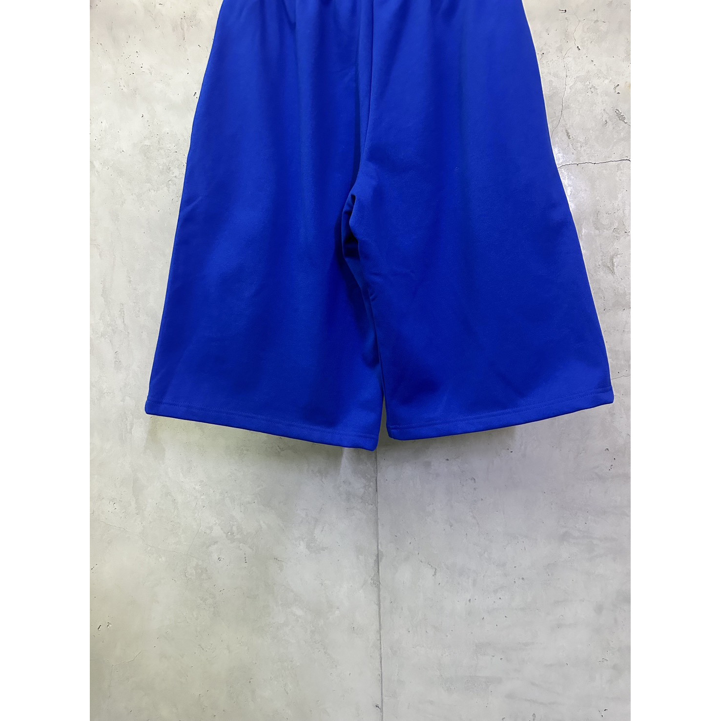 <p>Balenciaga Football系列七分休闲裤(藍)</p>