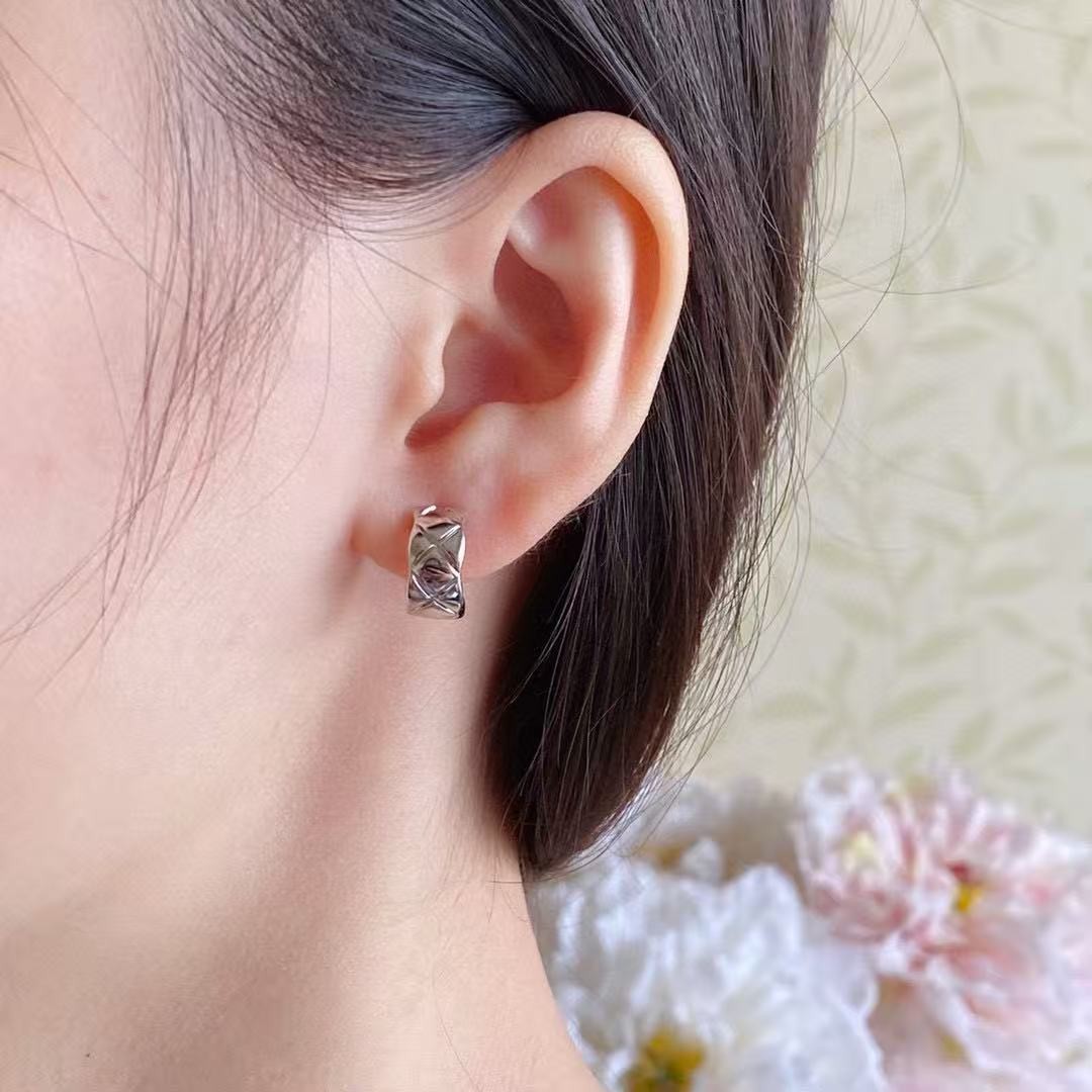 <p>CHANEL&nbsp; 菱格带钻/光面耳环</p>