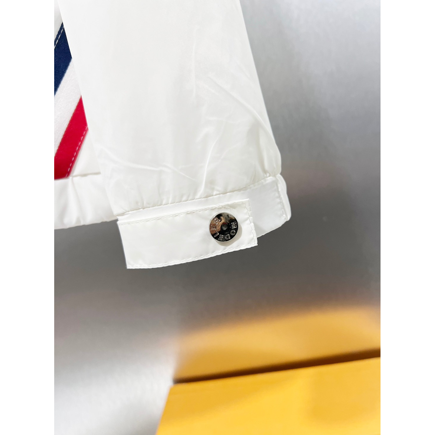 <p>MONCLER 夹克外套(白)</p>