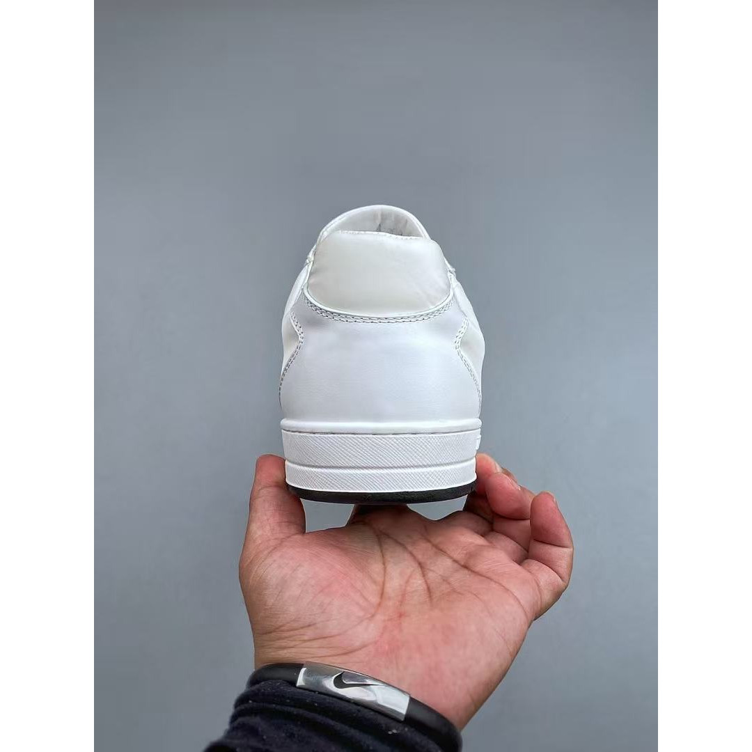 <p>PRADA 运动休闲男鞋(白)</p>