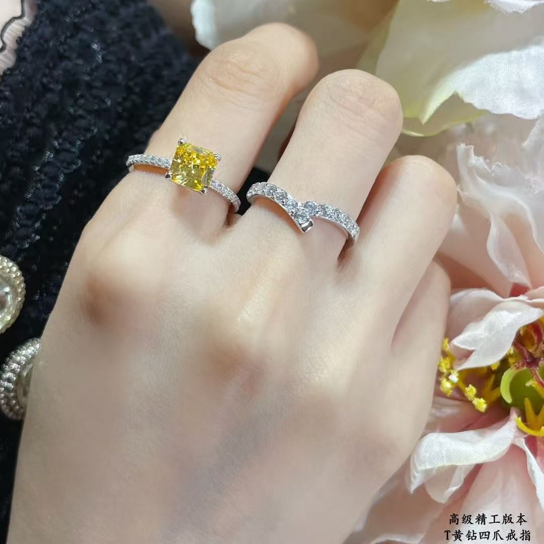 <p>Tiffany&nbsp;黄钻四爪戒指</p>