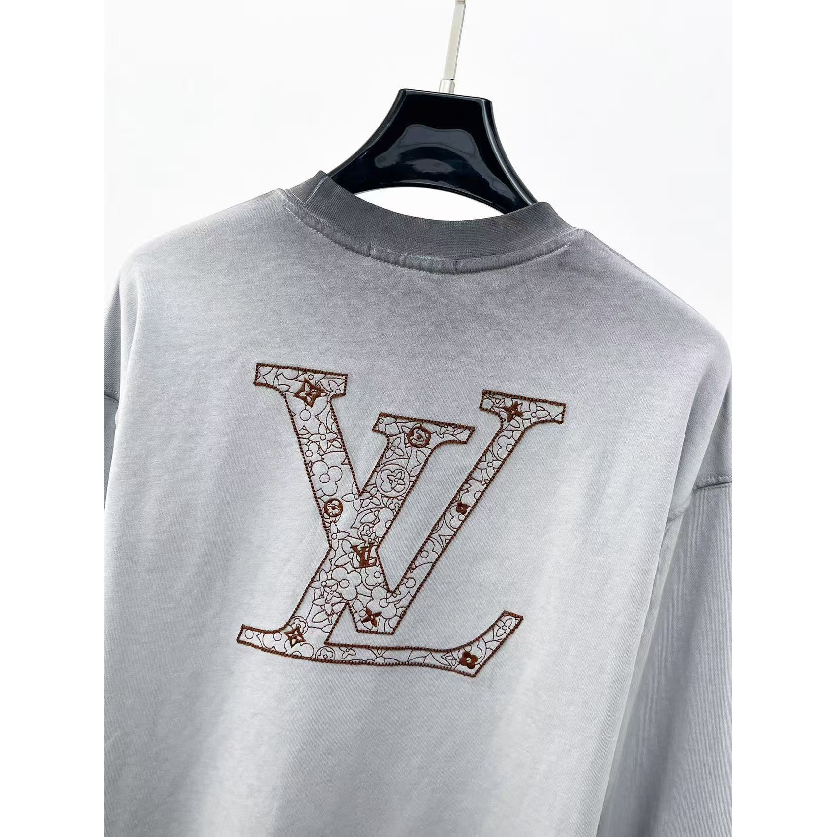 <p>LV 圓領長袖T恤(洗水灰)</p>