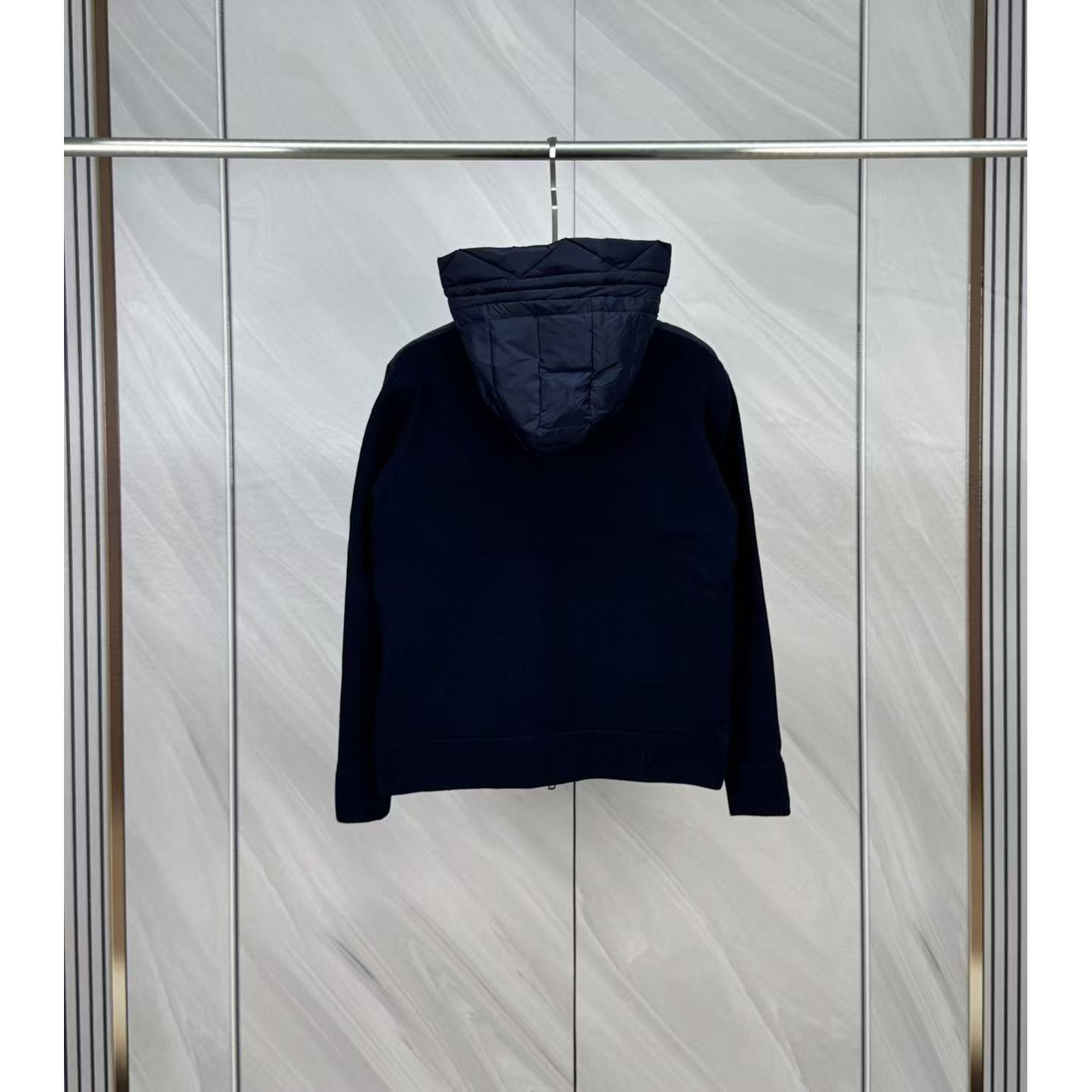 <p>Moncler 羊毛连帽针织男士羽绒服(藍)</p>