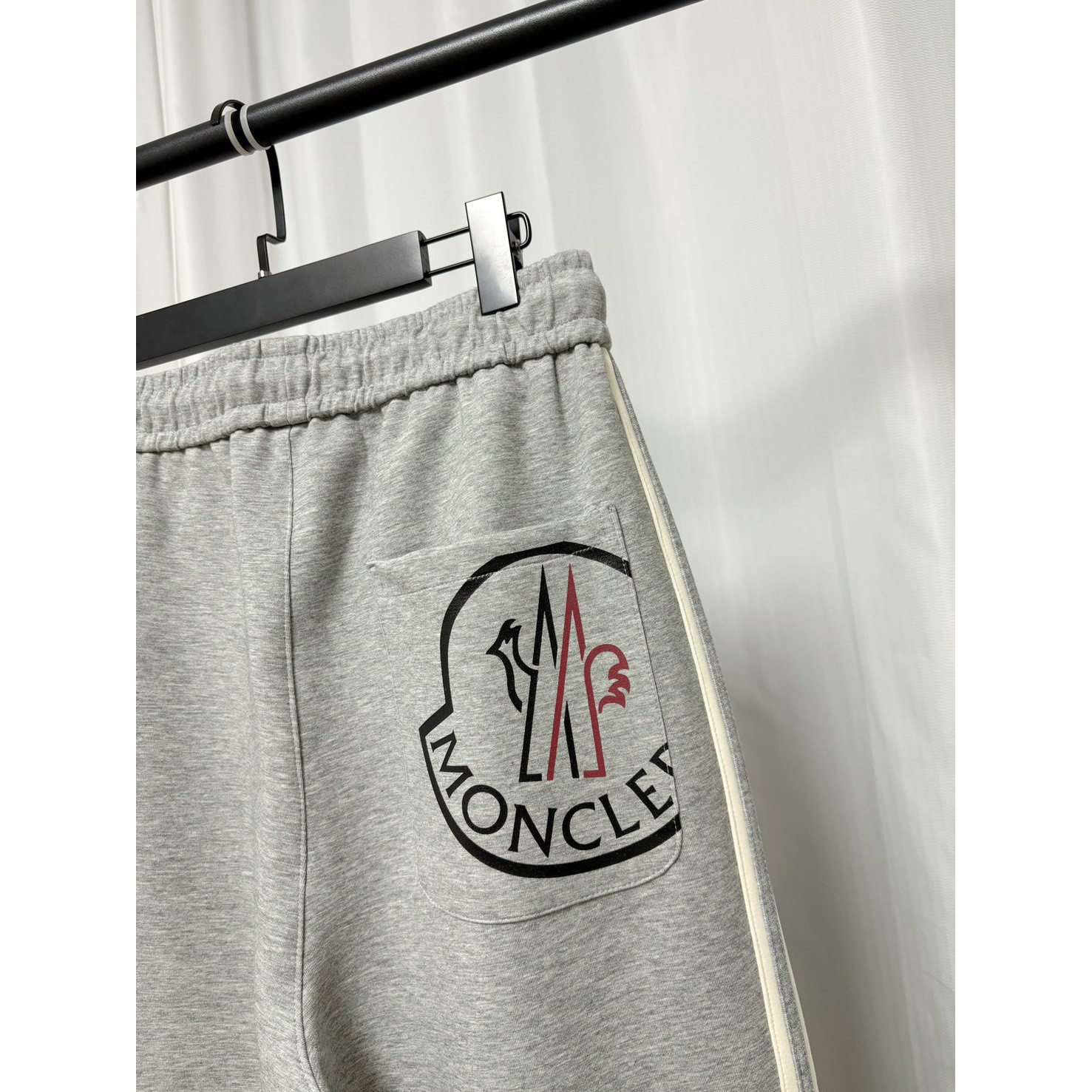 <p>&nbsp;Moncler 蒙口休闲长裤(灰)</p>