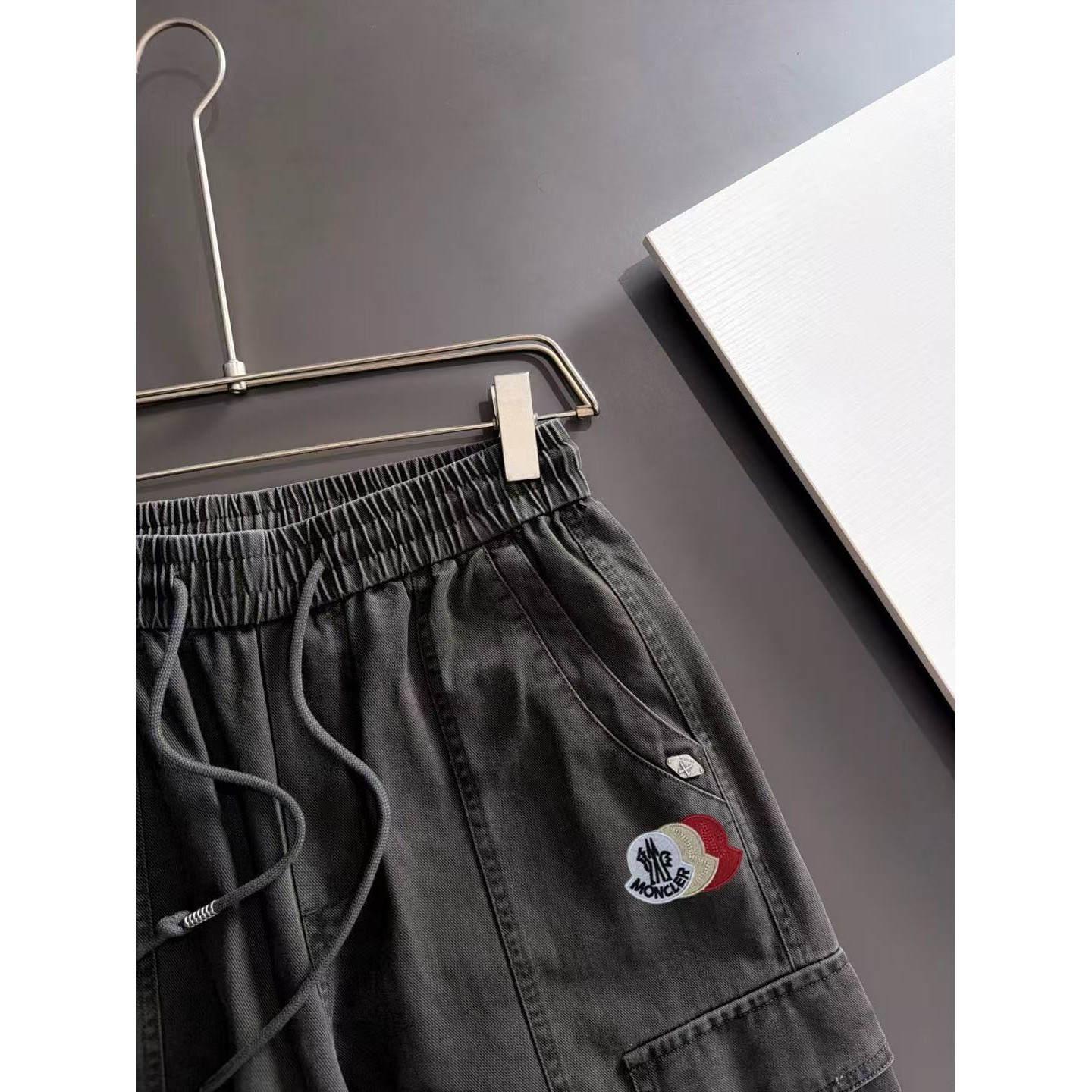 <p>MONCLER 夏季新款松紧带休闲裤(786888)</p>