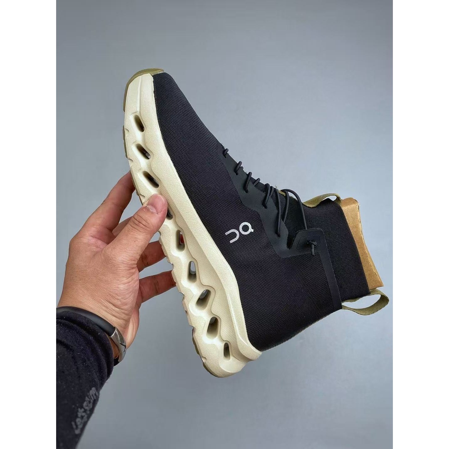 <p>On X Loewe 户外街头机能风跑步鞋(黑)</p>