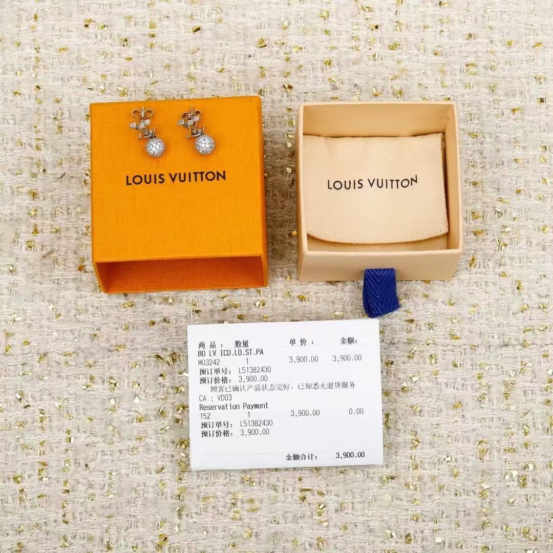 <p>LV&nbsp;字母吊圆球满钻耳钉</p>