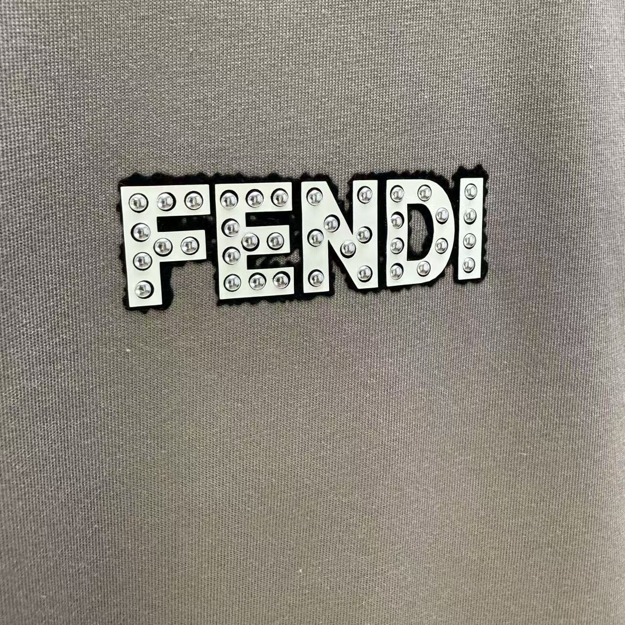 <p>FENDI 短袖T恤(棕)</p>