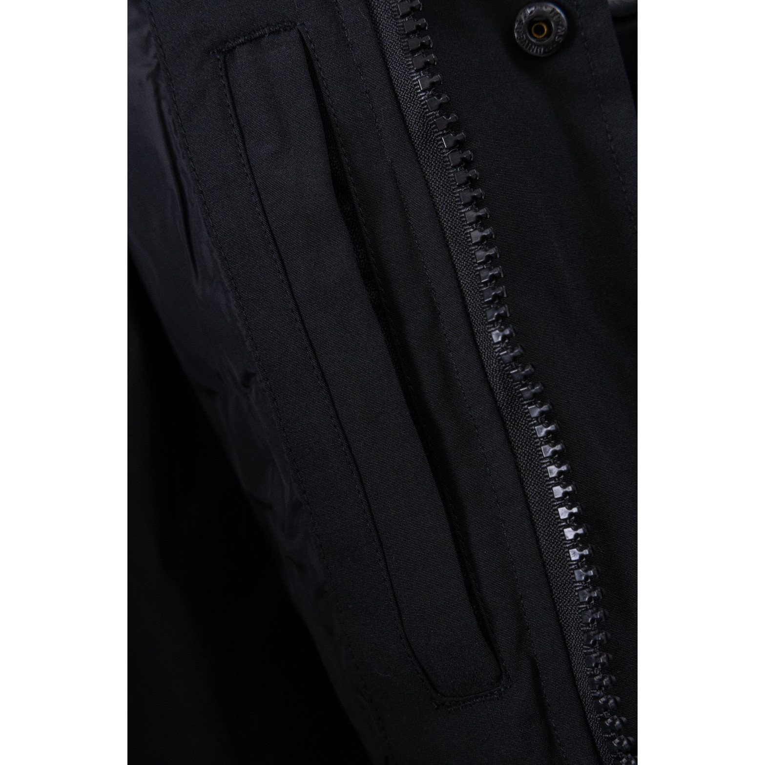 <p>Canada Goose 顶级狼毛Wyndham 2048M &nbsp;29款 系列派克大衣羽绒服(黑色黑标)</p>
