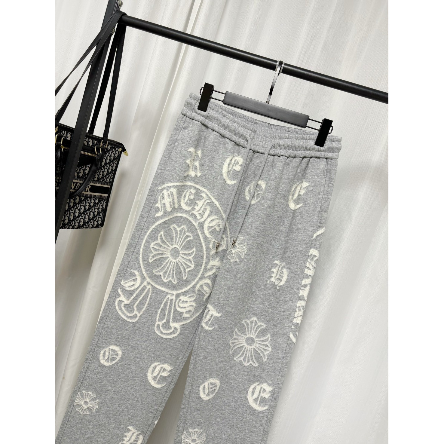 <p>&nbsp;Chrome Hearts 烧花工艺休闲长裤(灰)</p>