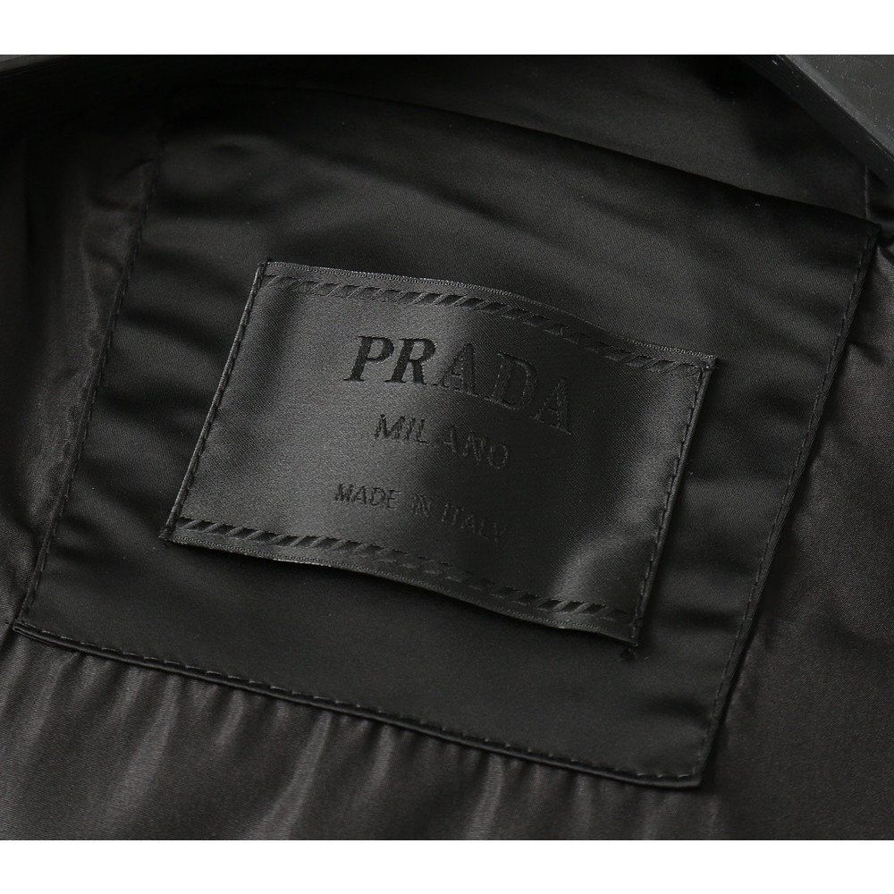 <p>Prada 新款男士夹克外套</p>