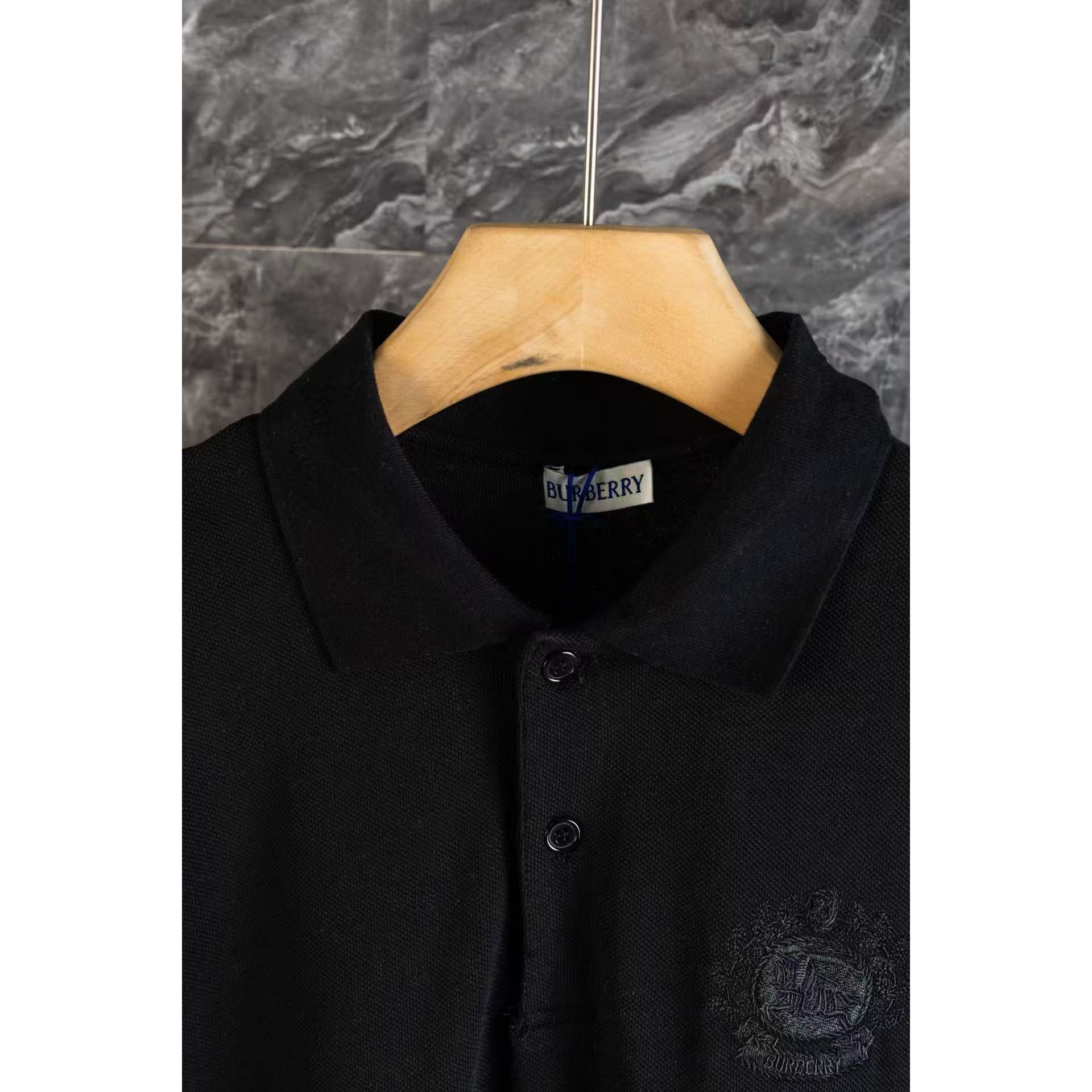 <p>BURBERRY 胸口战马微标刺绣衫(黑B005)</p>