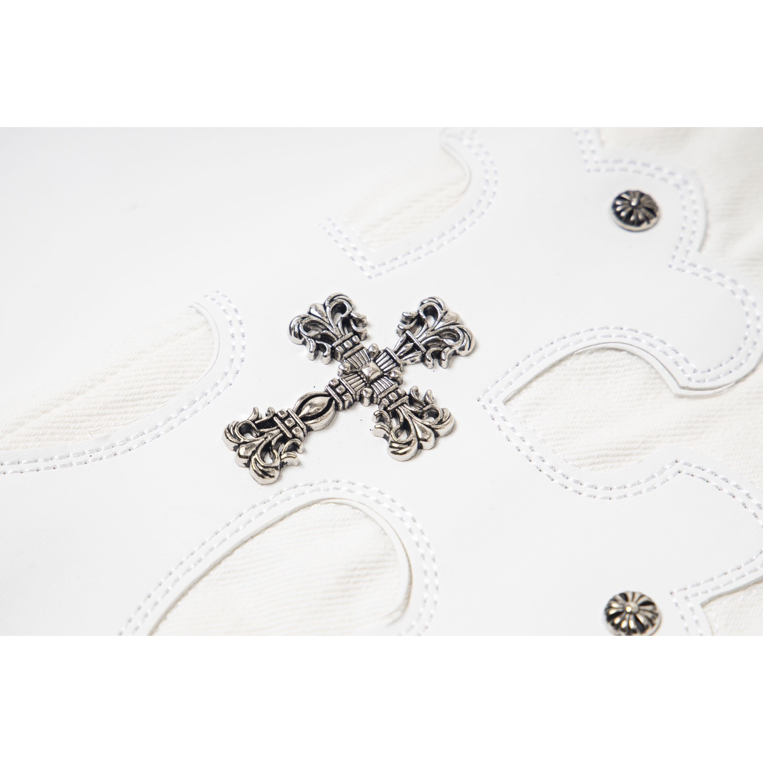 <p>CHROME HEARTS 白牛王 金属十字架白色拼皮重工牛仔裤(1723#)</p>