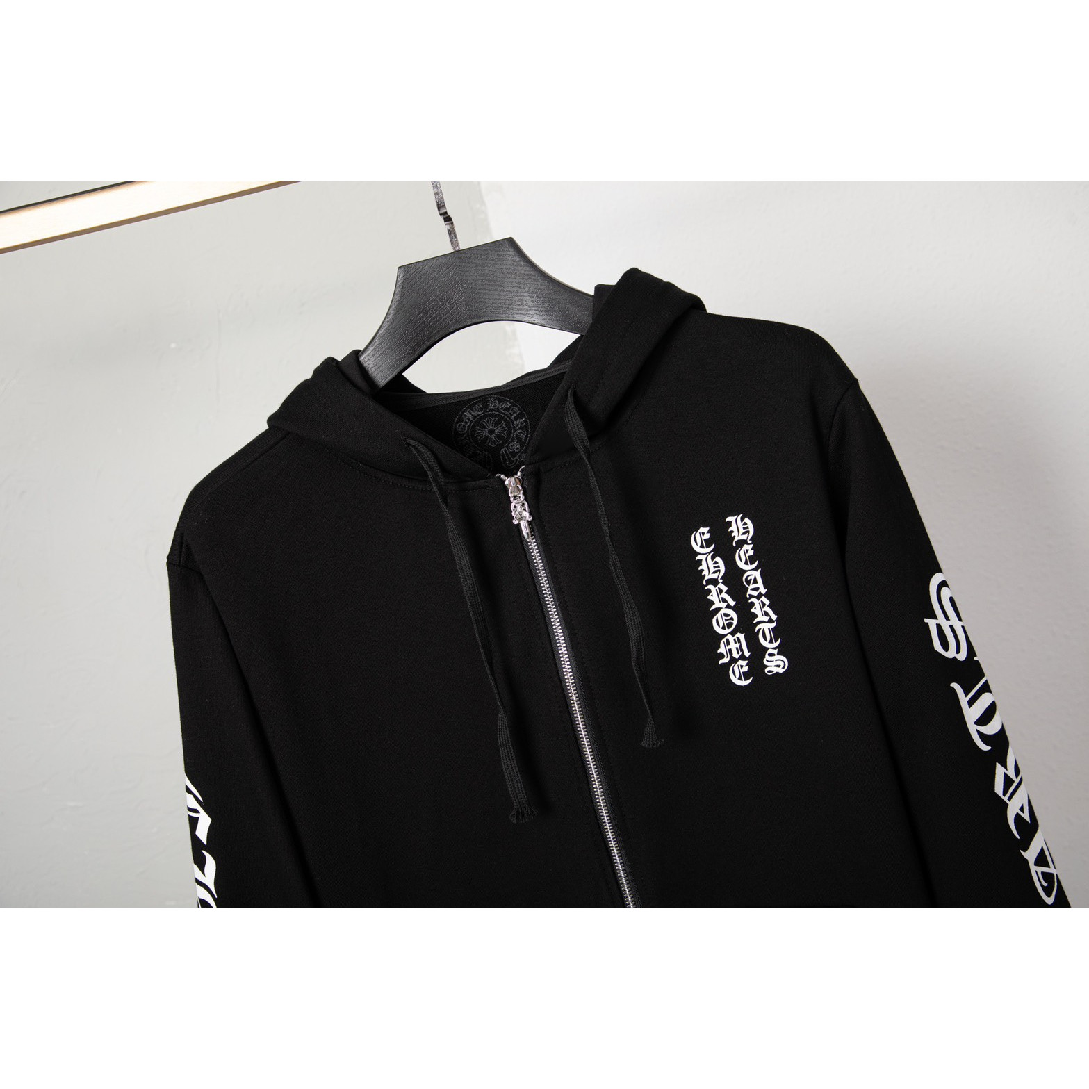 <p>CHROME HEARTS 梵文字母连帽外套(DZ82)(黑色)</p>