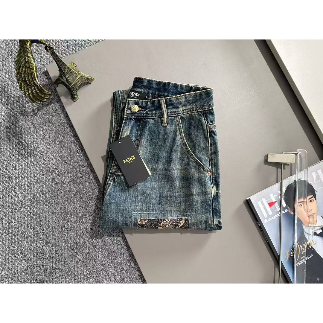<p>FENDI&nbsp;四季款经典牛仔裤直筒长裤(藍)</p>