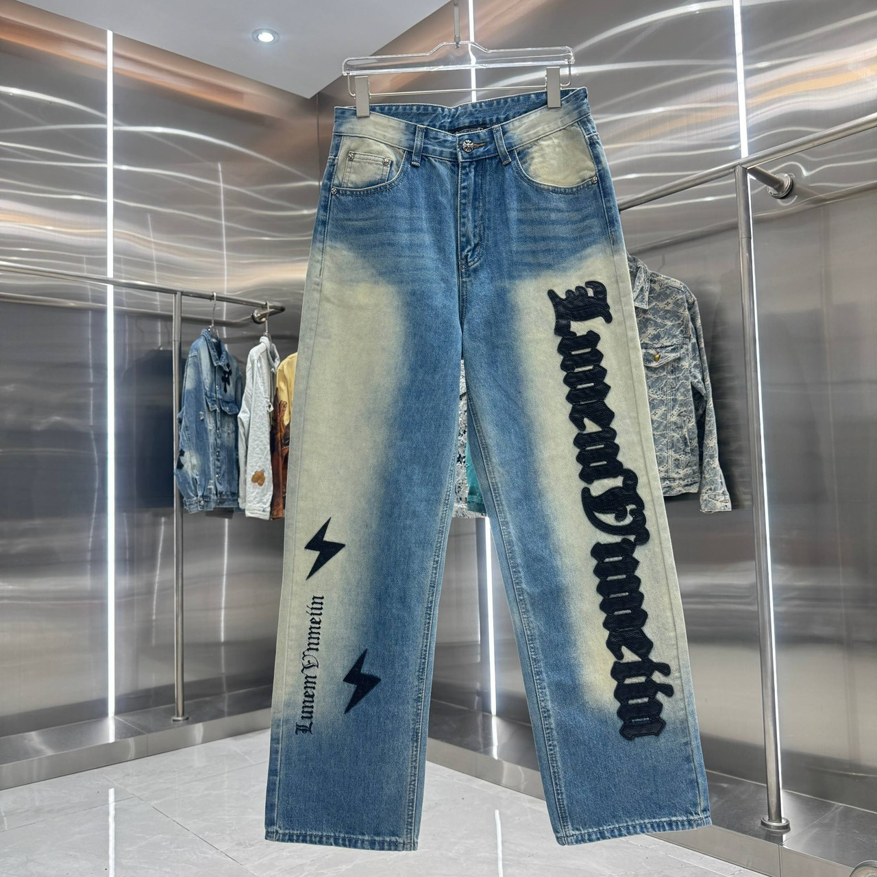 <p>CHROME HEARTS&nbsp;牛仔裤</p>