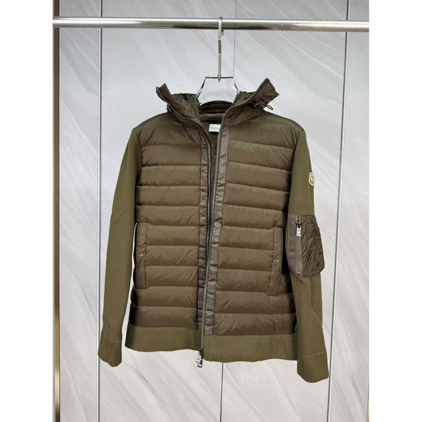 <p>Moncler 羊毛连帽针织男士羽绒服(綠)</p>