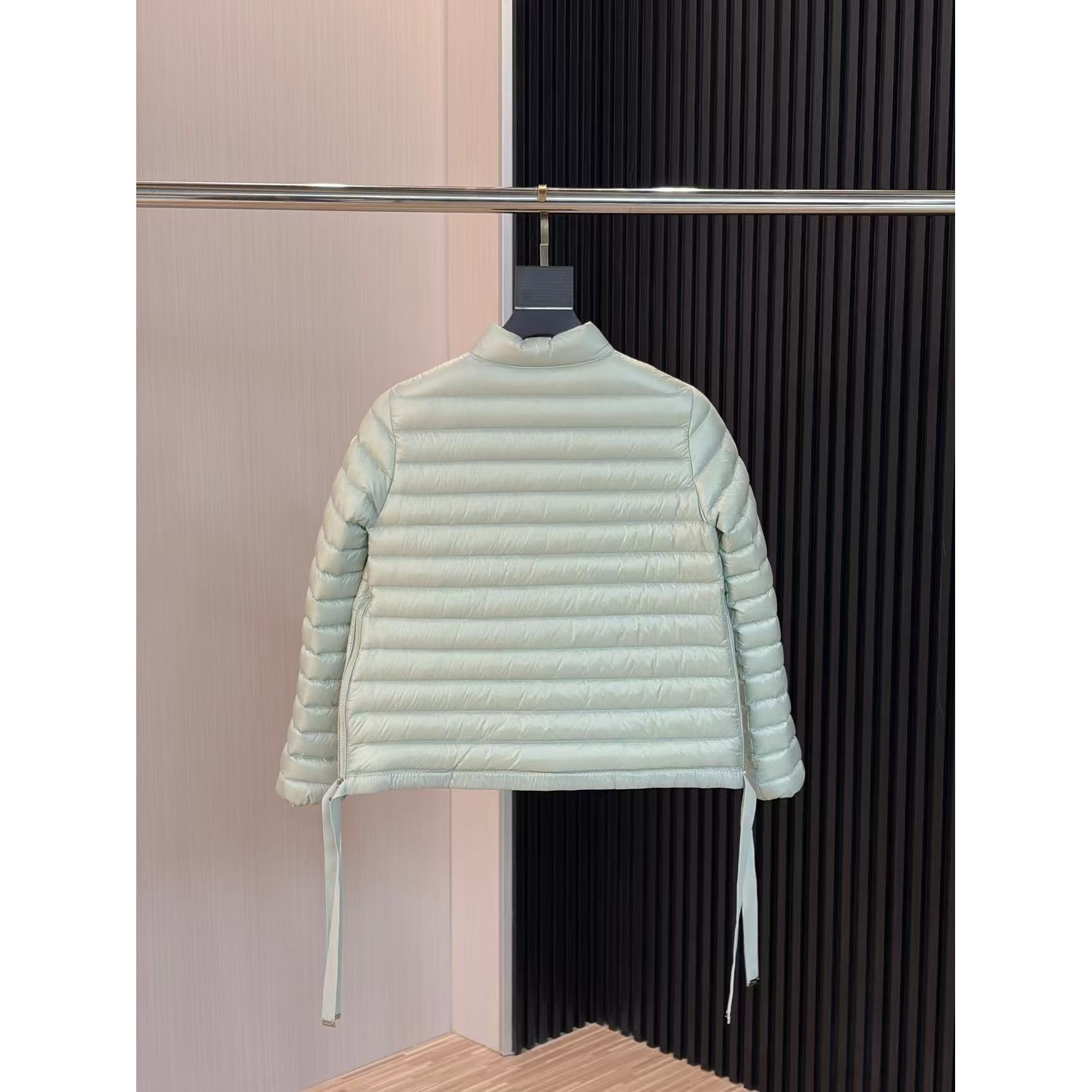 <p>MONCLER Aza系列羽绒服(綠)</p>