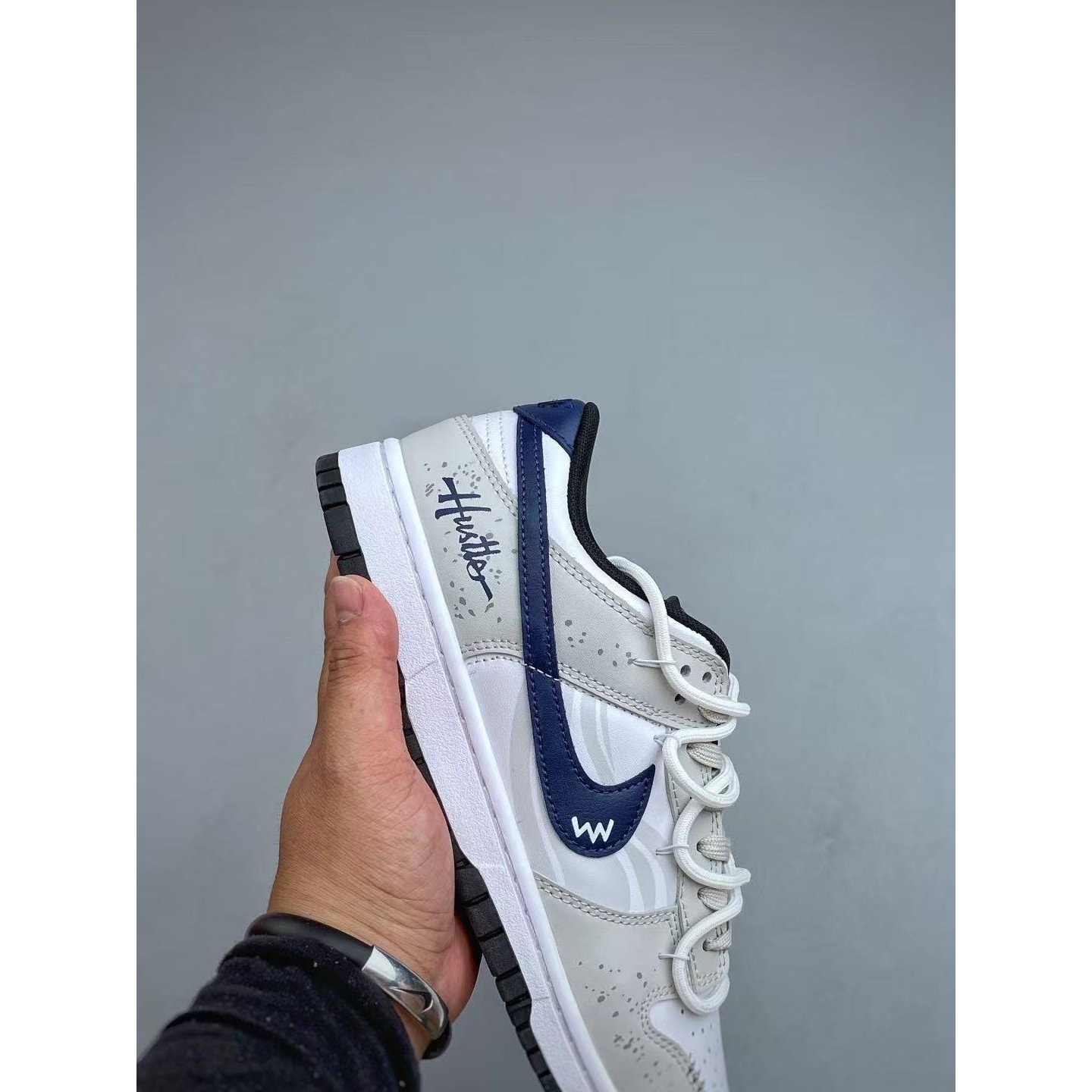 <p>NIKE DUNK LOW RETRO 联名款低帮休闲运动板鞋(白灰藍)</p>