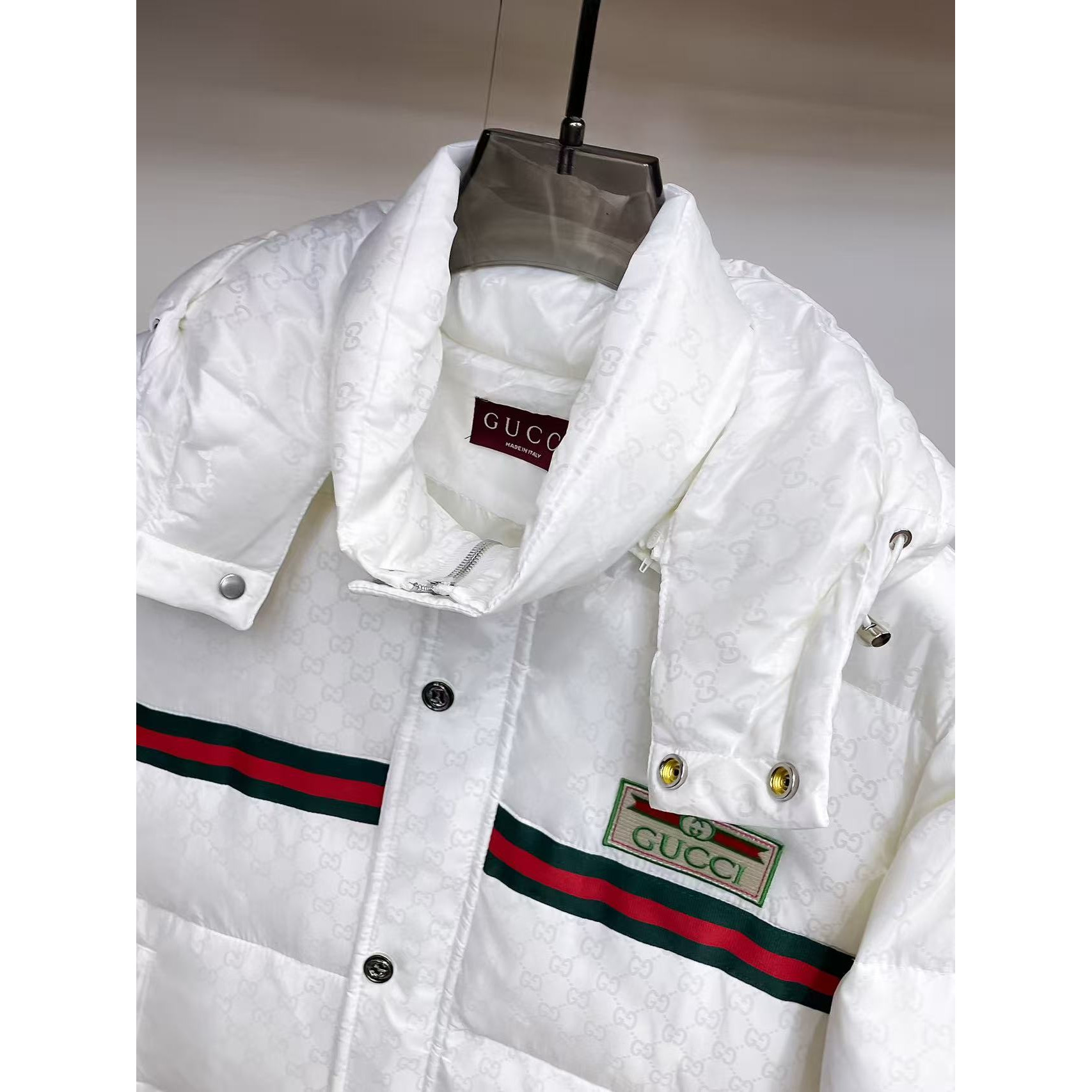 <p>GUCCI 秋冬新款羽绒服(白)</p>