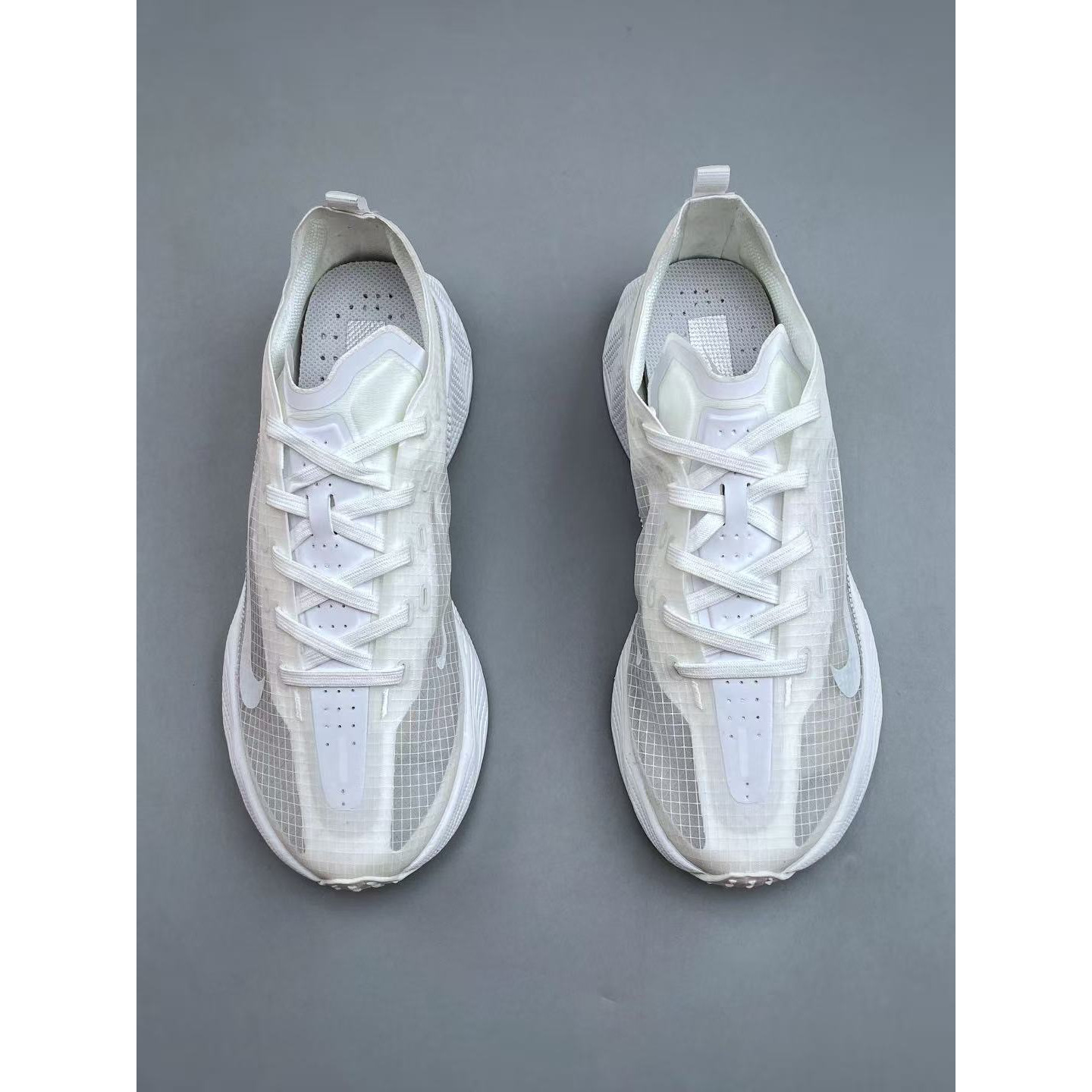<p>Nike AVA X&nbsp; 透气支撑跑步鞋(白)</p>