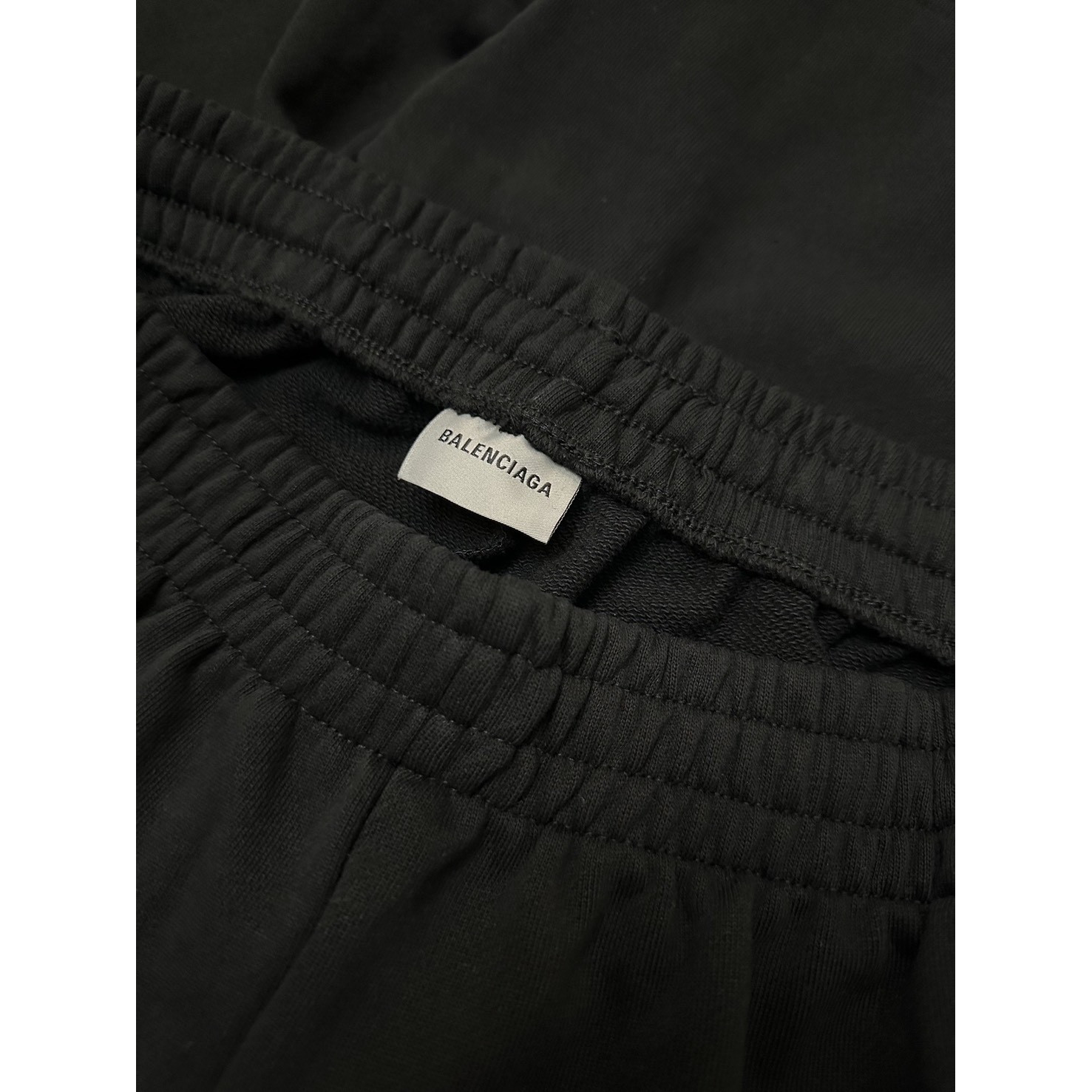 <p>Balenciaga 1917标语烫画短裤</p>