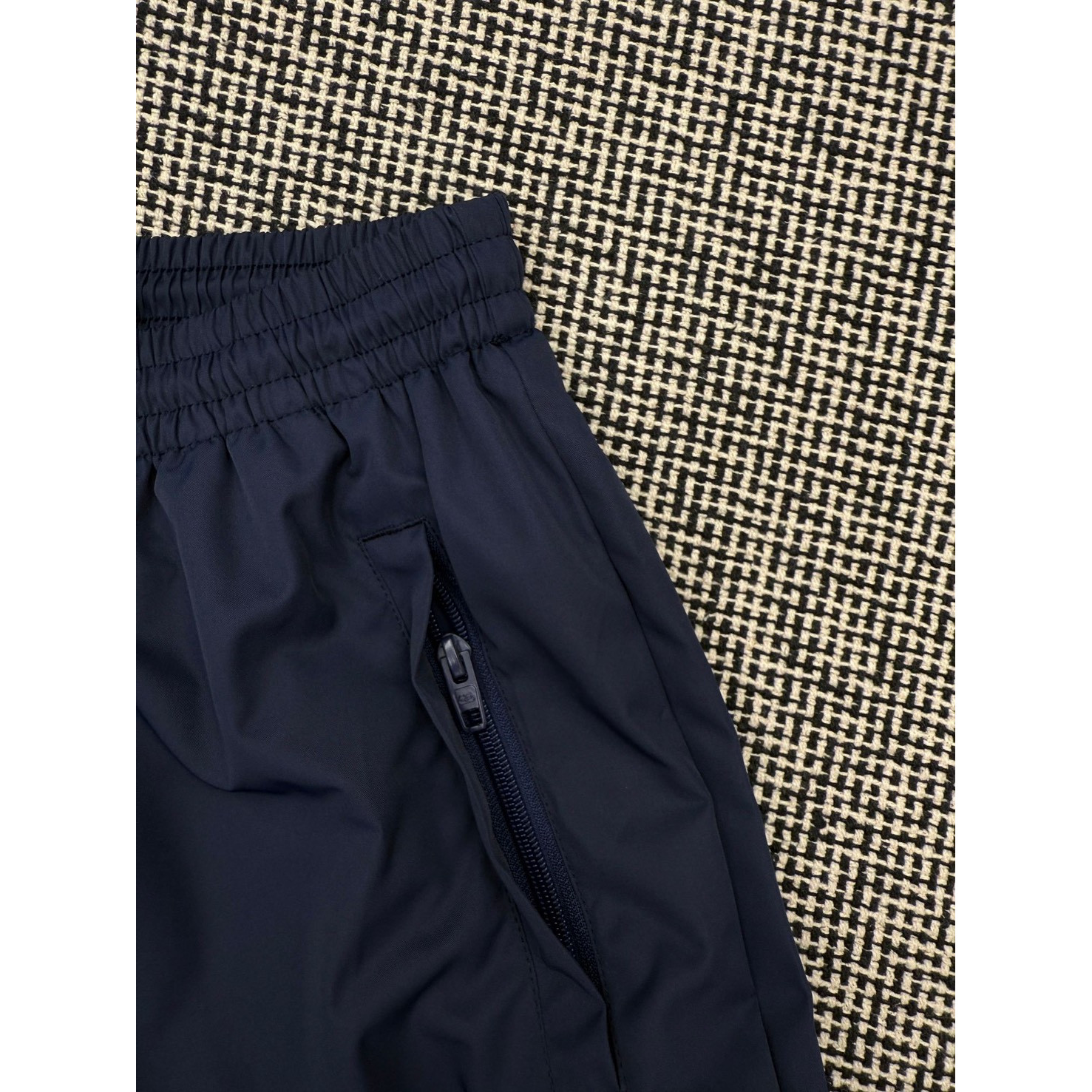 <p>Balenciaga FOOTBALL系列3B徽标刺绣运动长裤(藏藍)</p>