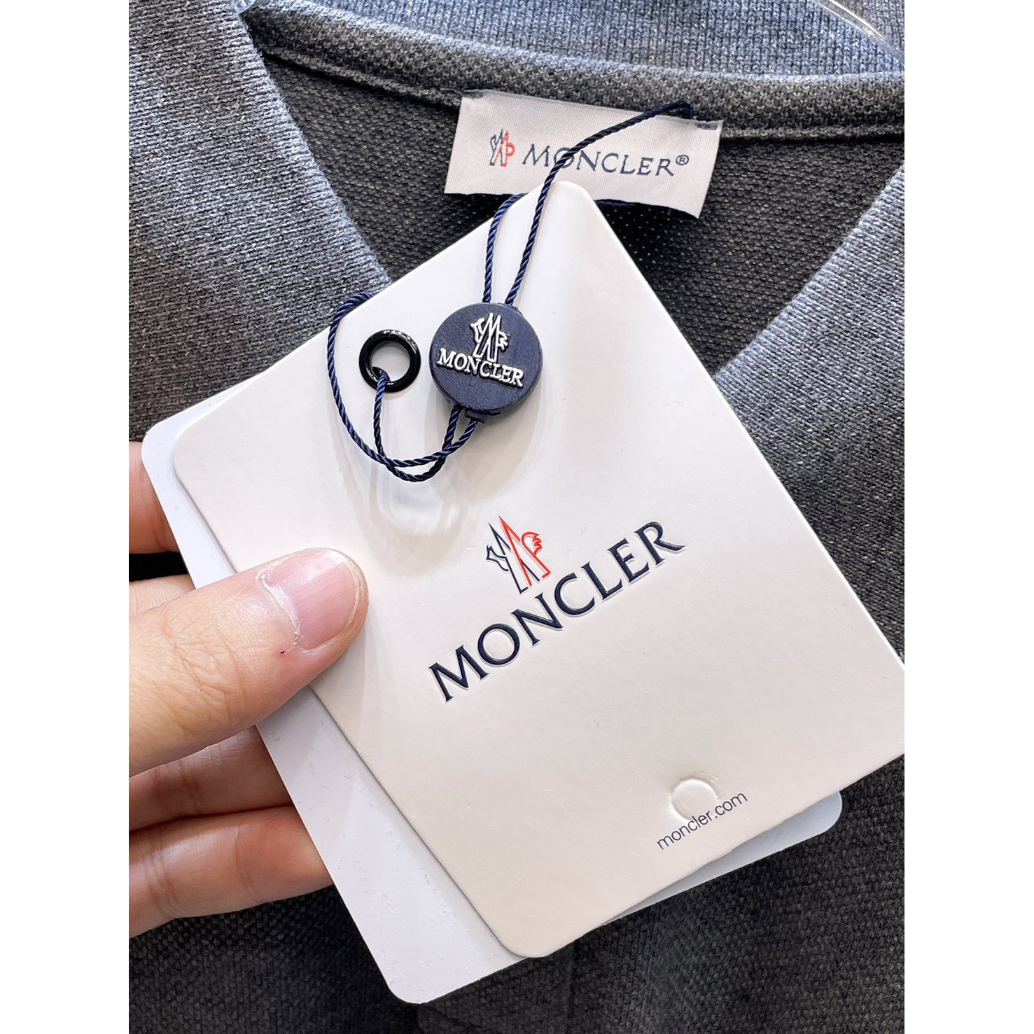 <p>MONCLER&nbsp;短袖翻领polo衫(灰)</p>