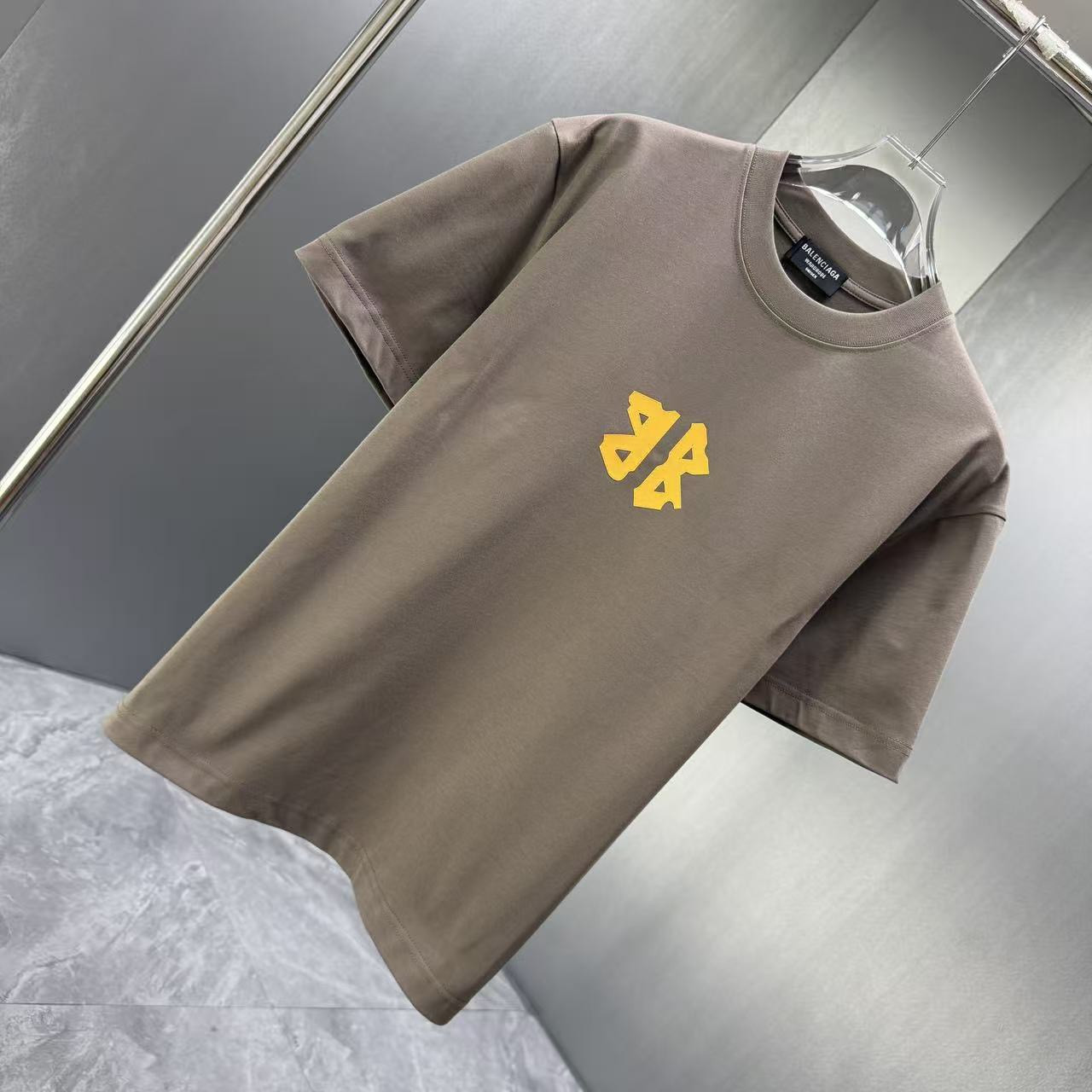 <p>Balenciaga 短袖T恤(棕)</p>