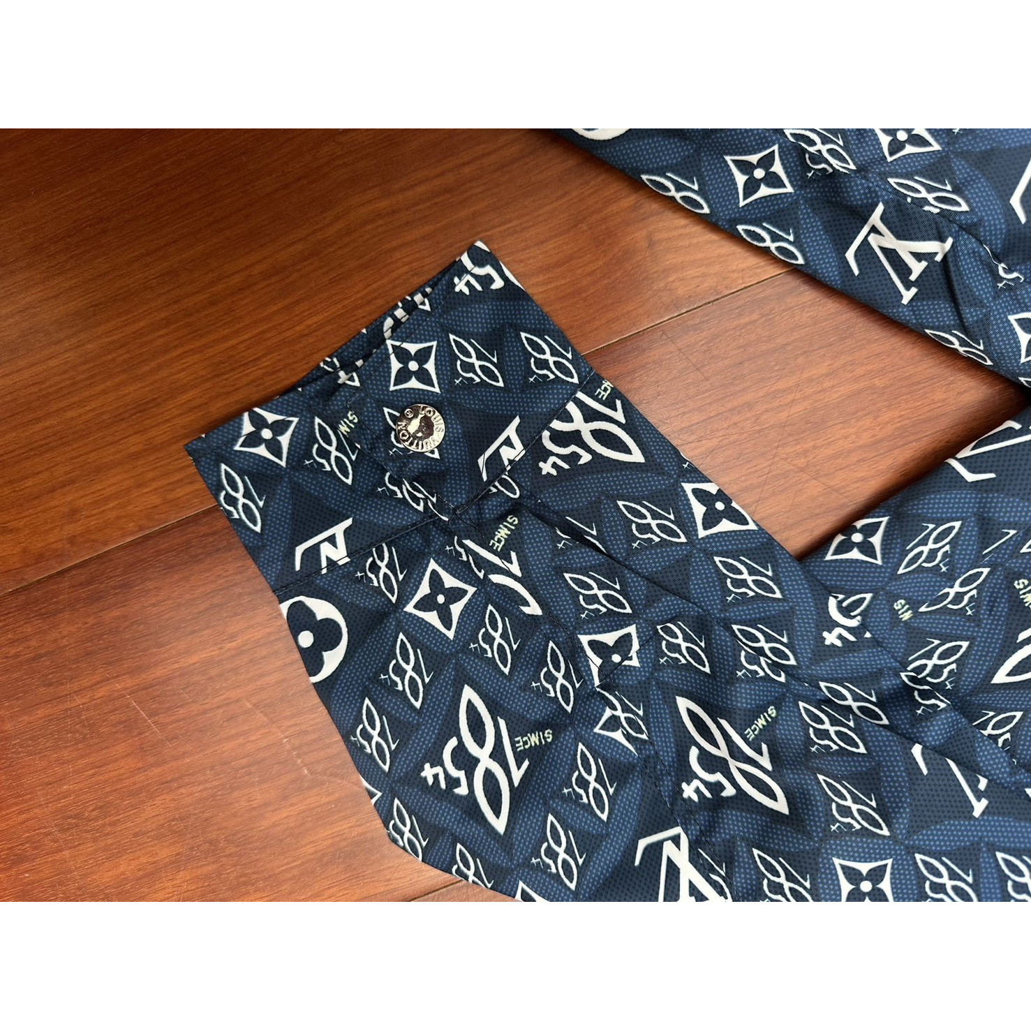 <p>LOUIS VUITTON 满印老花连帽防风夹克</p>