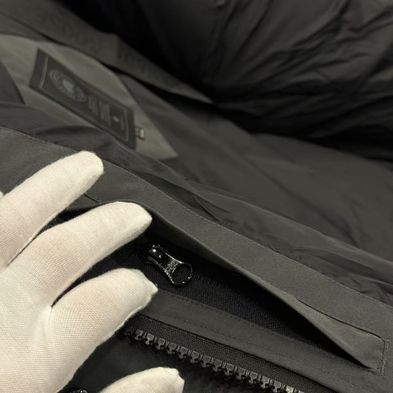 <p>Canada Goose Shelburn*派克大衣羽绒服(灰色黑標)</p>
