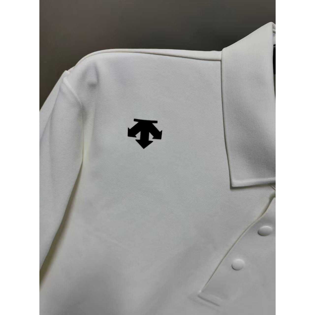 <p>Descente 翻领长袖打底(米白)</p>