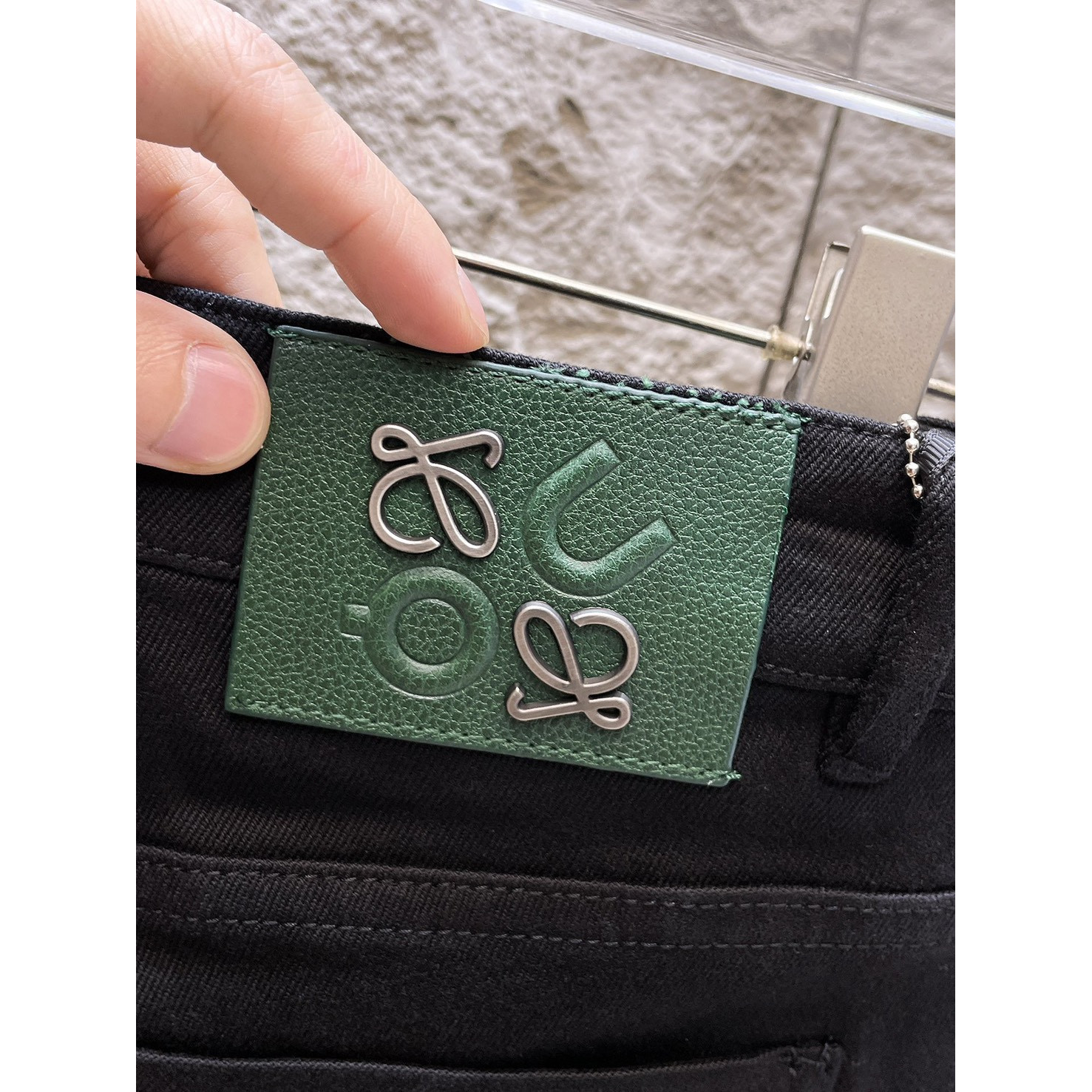 <p>LOEWE&nbsp;高端牛仔裤(黑)</p>