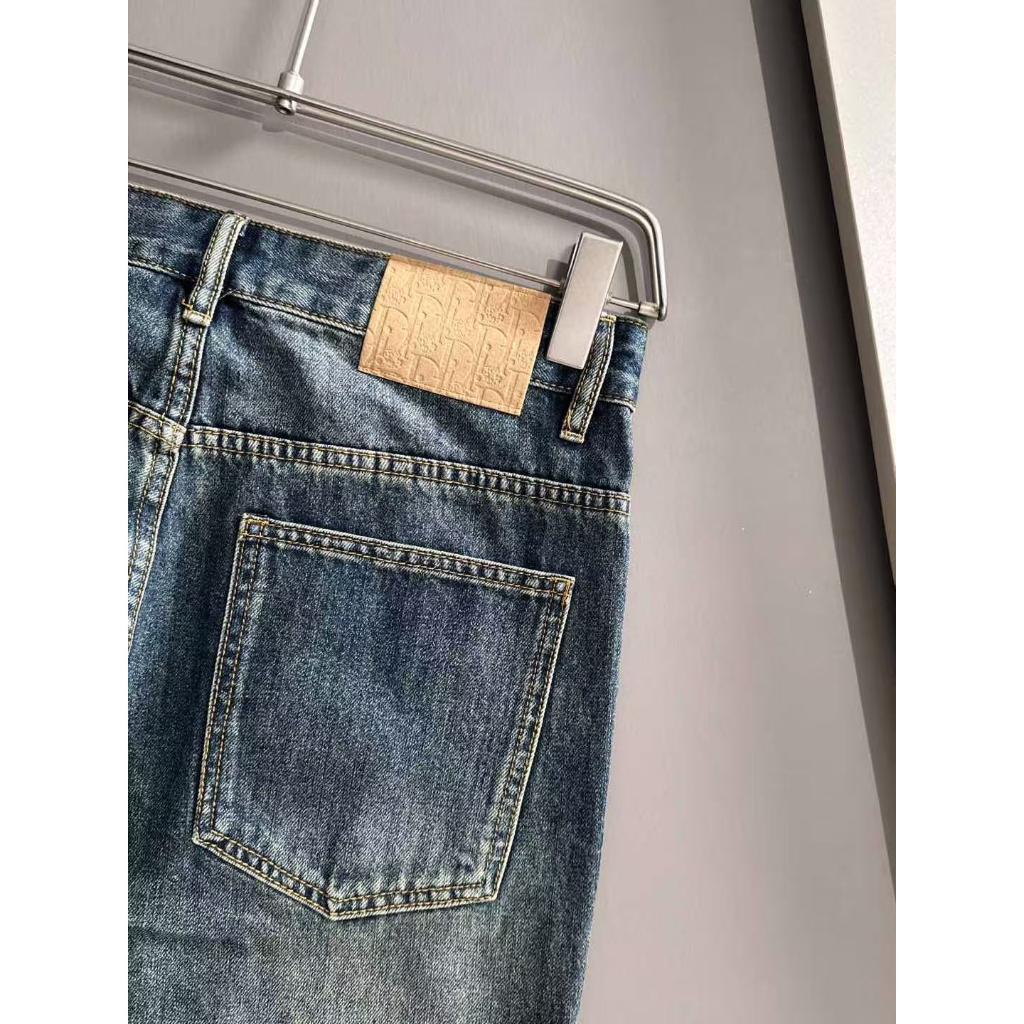 <p>DIOR 男士款重工直筒弯刀牛仔裤(藍)</p>