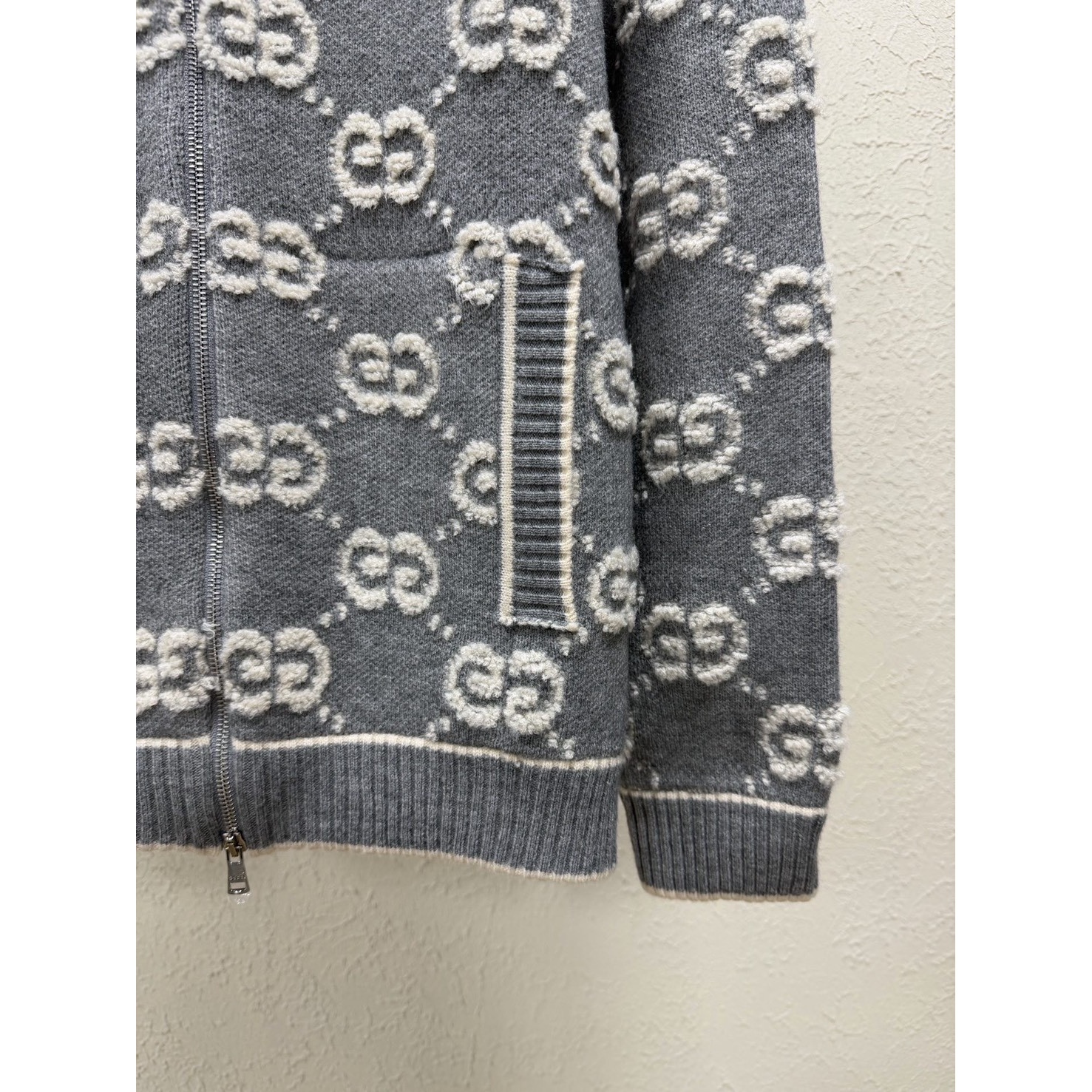 <p>Gucci 经典双G满印针织开衫</p>