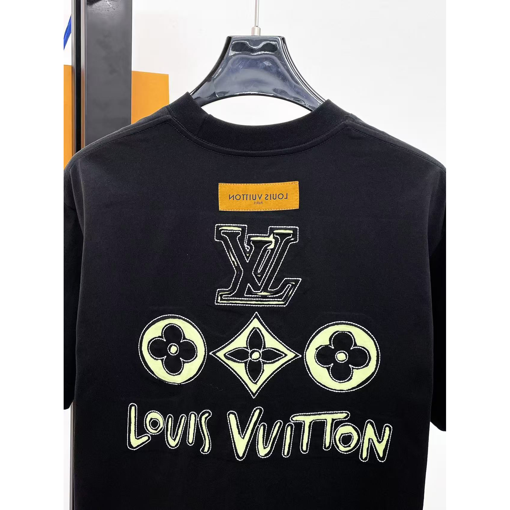 <p>LV&nbsp;专柜新款短袖T恤(黑)</p>