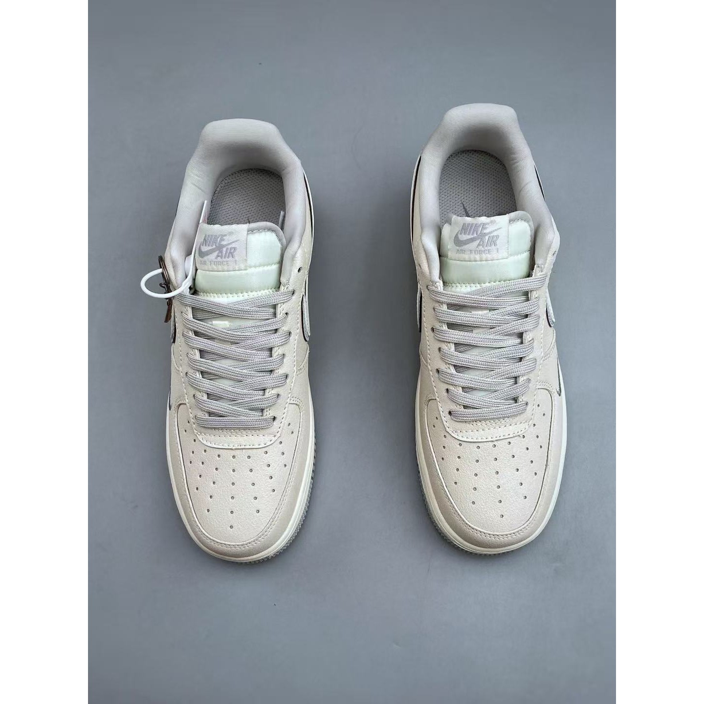 <p>NIKE AIR FORCE 1 (奶灰)</p>