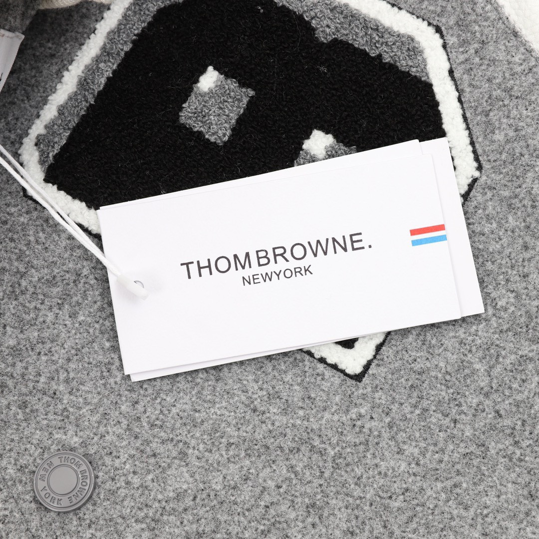 <p>Thom Browne 多元素刺绣四杠棒球服夹克外套<br />
&nbsp;</p>