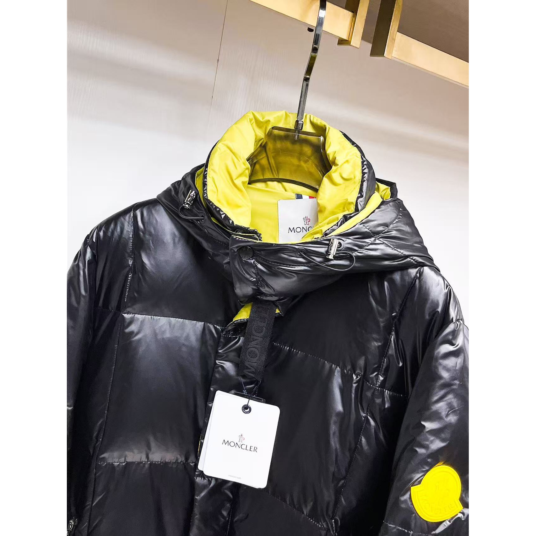 <p>MONCLER&nbsp;秋冬新款羽绒服(黑)</p>