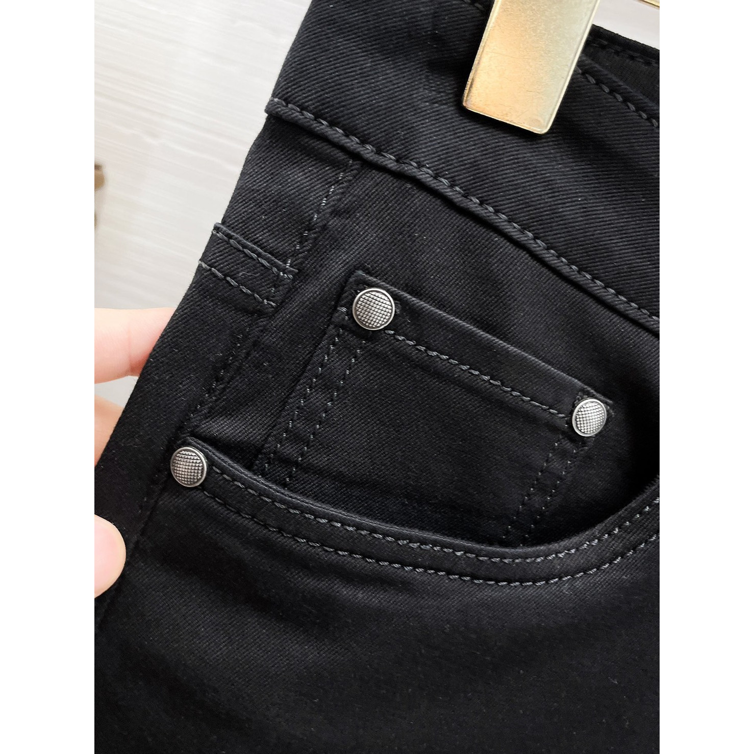 <p>LOEWE&nbsp;高端牛仔裤(黑)</p>