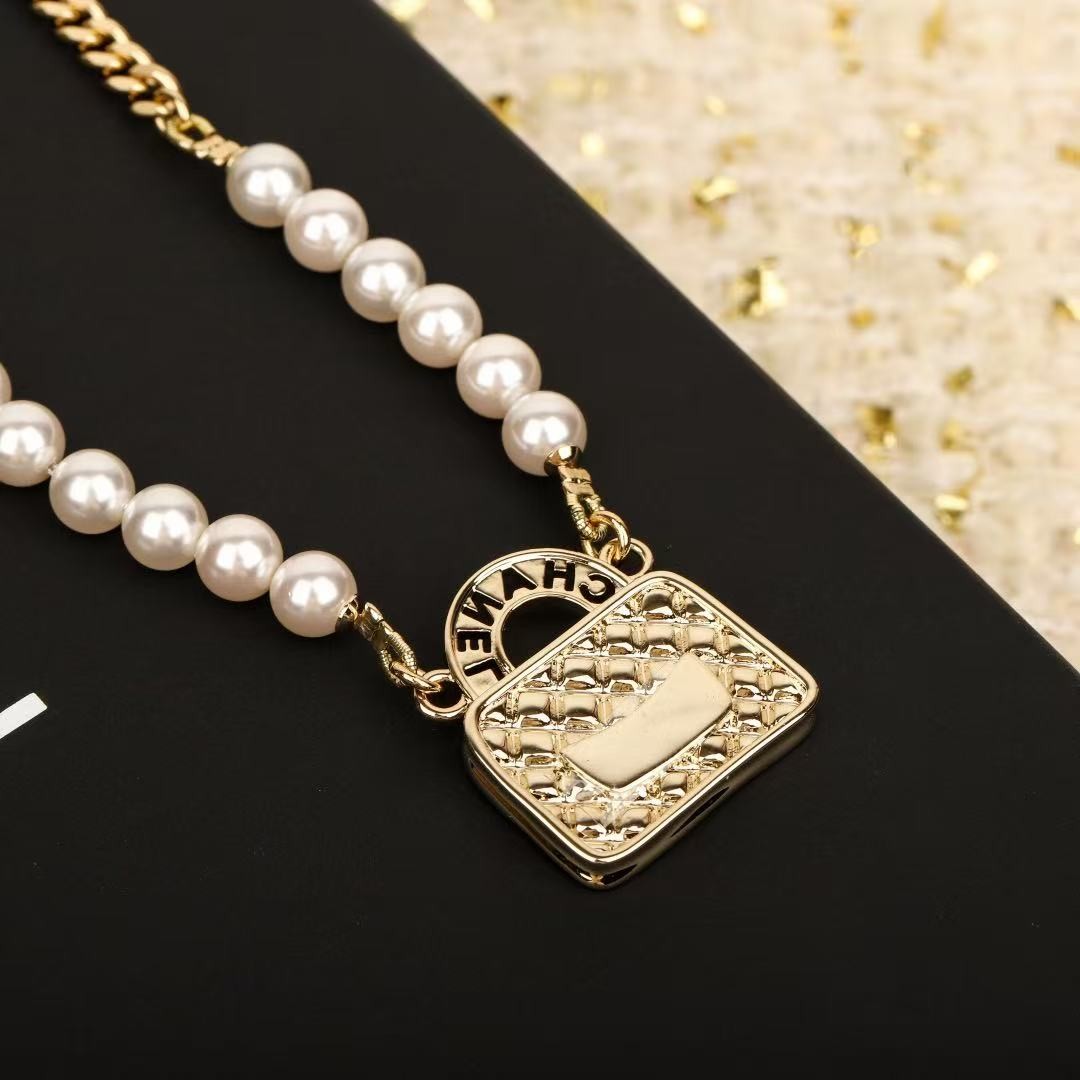 <p>CHANEL&nbsp;香包包项链</p>