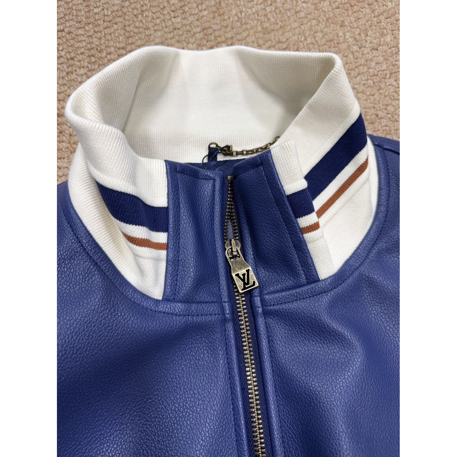 <p>LV&nbsp;Monogram立领罗纹皮牌外套</p>