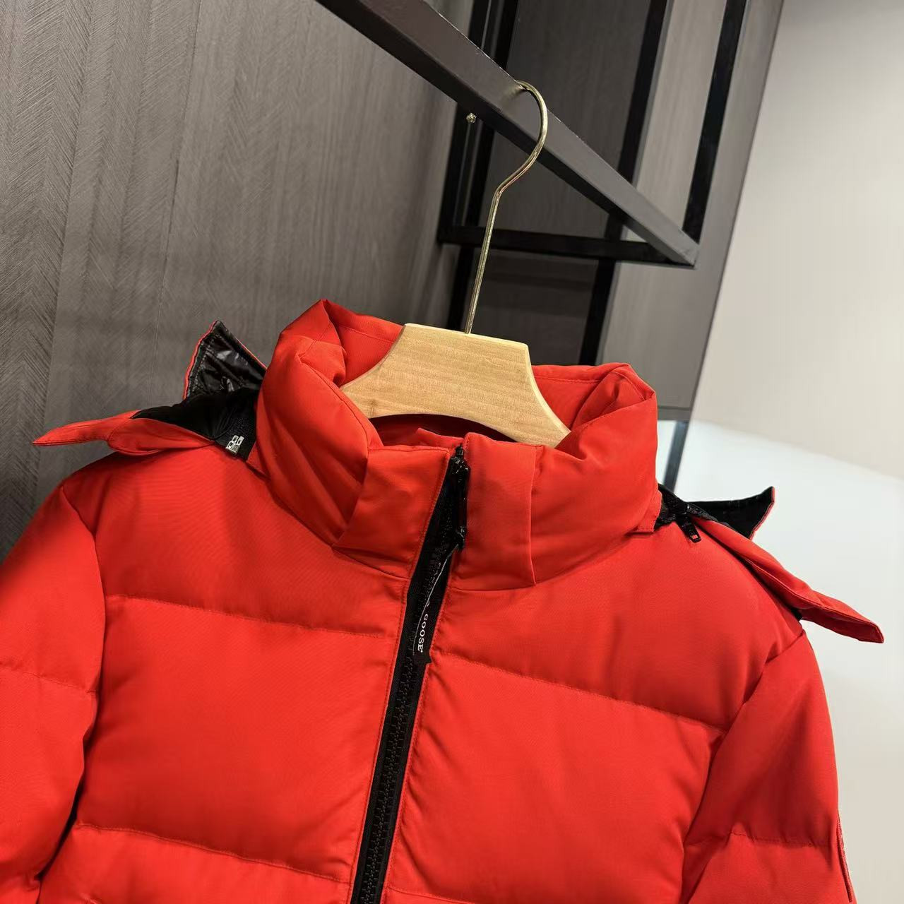 <p>Canada Goose 可拆卸兜帽全長款羽绒服(橘紅)</p>