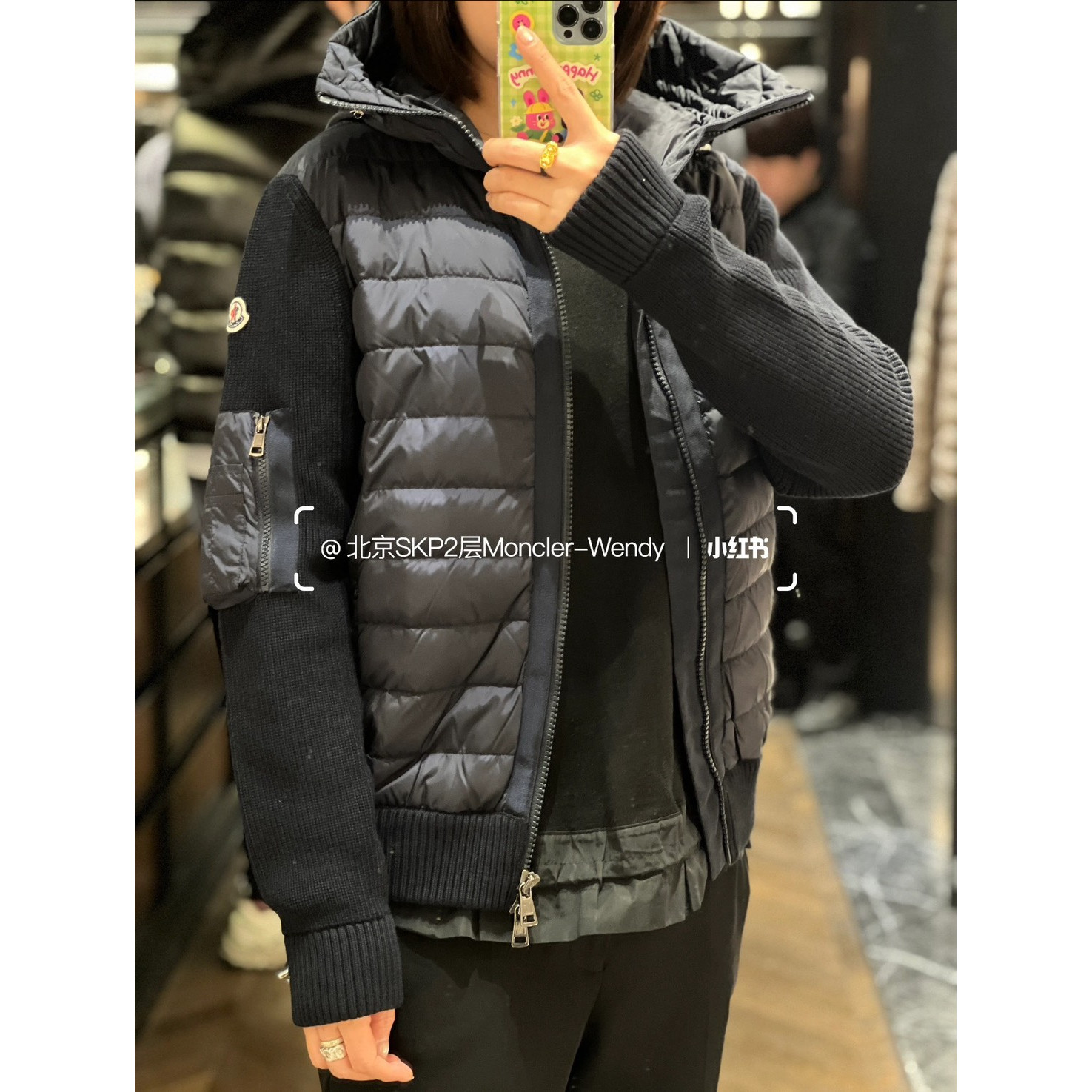 <p>Moncler 拼接连帽针织羽绒服(黑)</p>