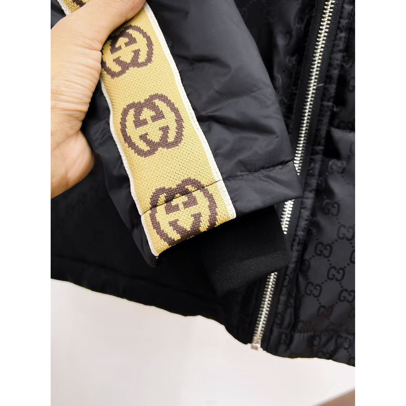 <p>GUCCI 秋冬新款羽绒服(黑)&nbsp;</p>