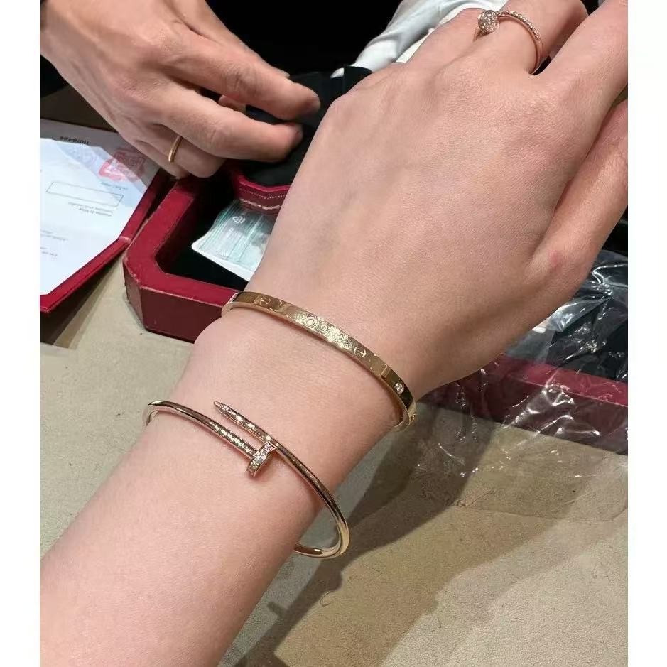 <p>CARTIER 经典款带钻钉子手镯 V金高版本</p>